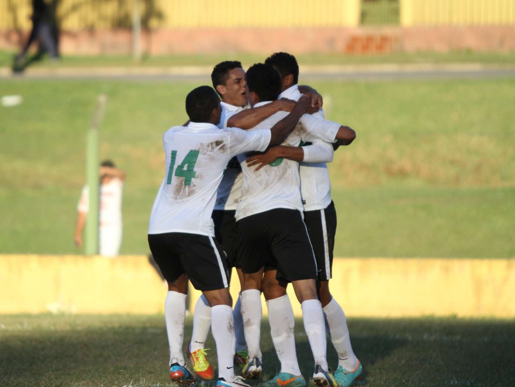 Coxa Sub-20 passa pelo Grecal, fora de casa
