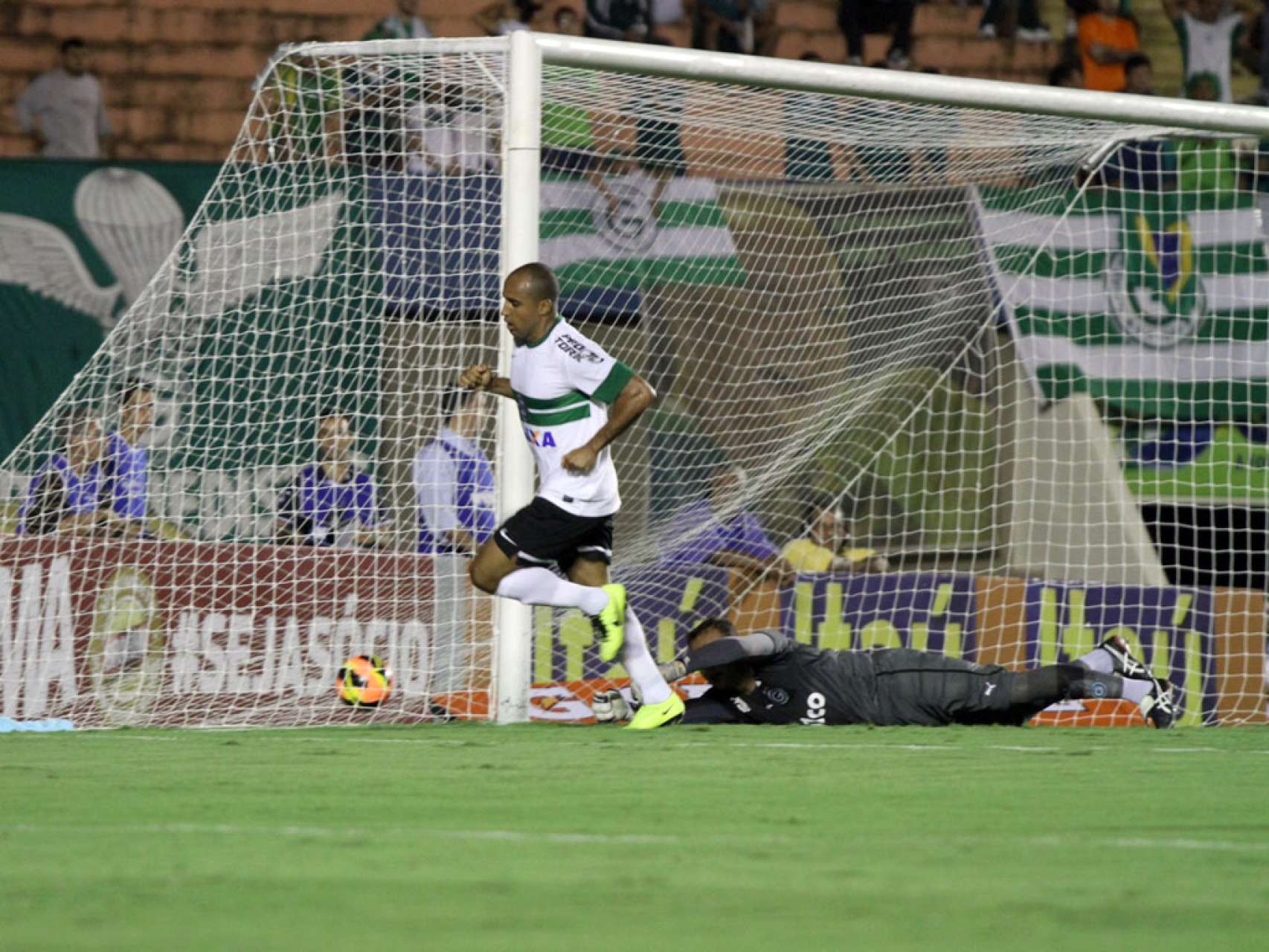 Coritiba empata em Goi�nia 