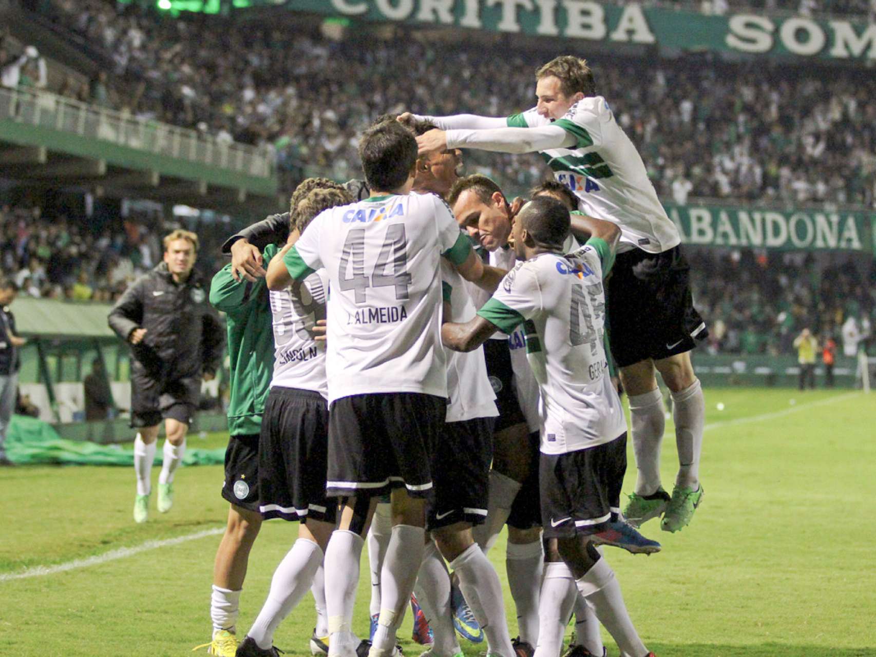 Coxa vence de virada na estreia do Brasileir�o