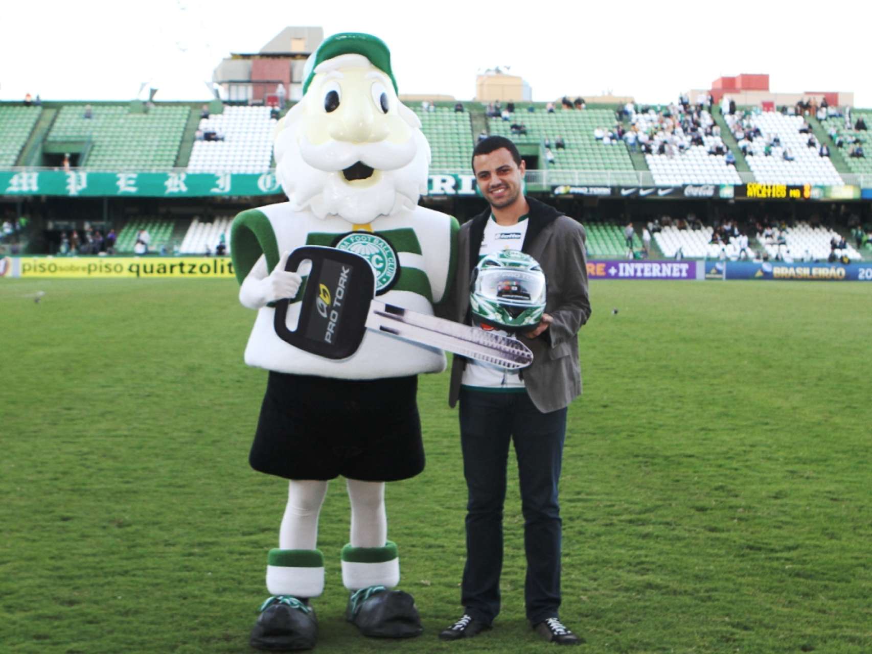 S�cio recebe moto Pro Tork no gramado do Couto