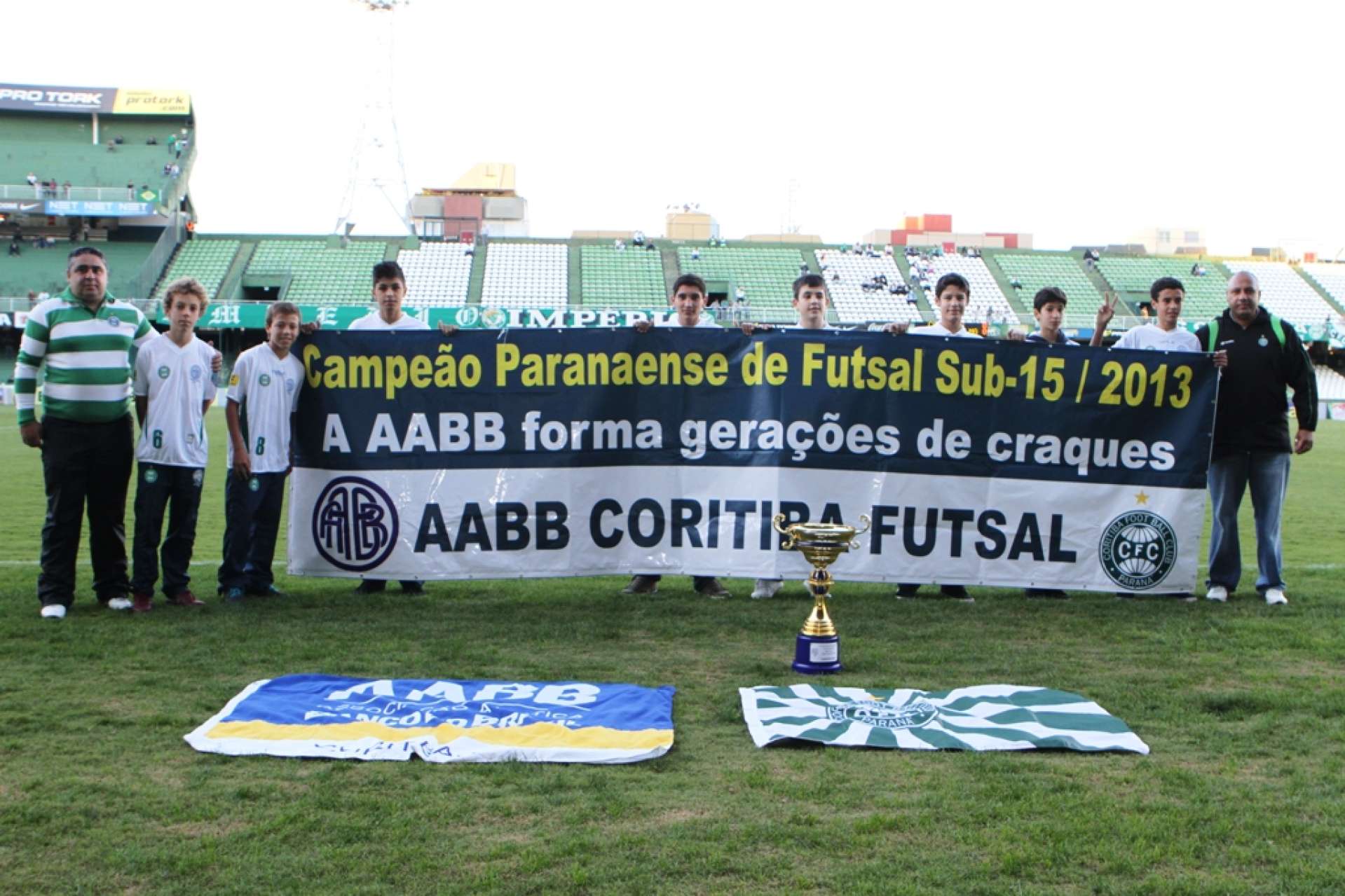 Campe�es AABB/Coritiba futsal comemoram no Couto