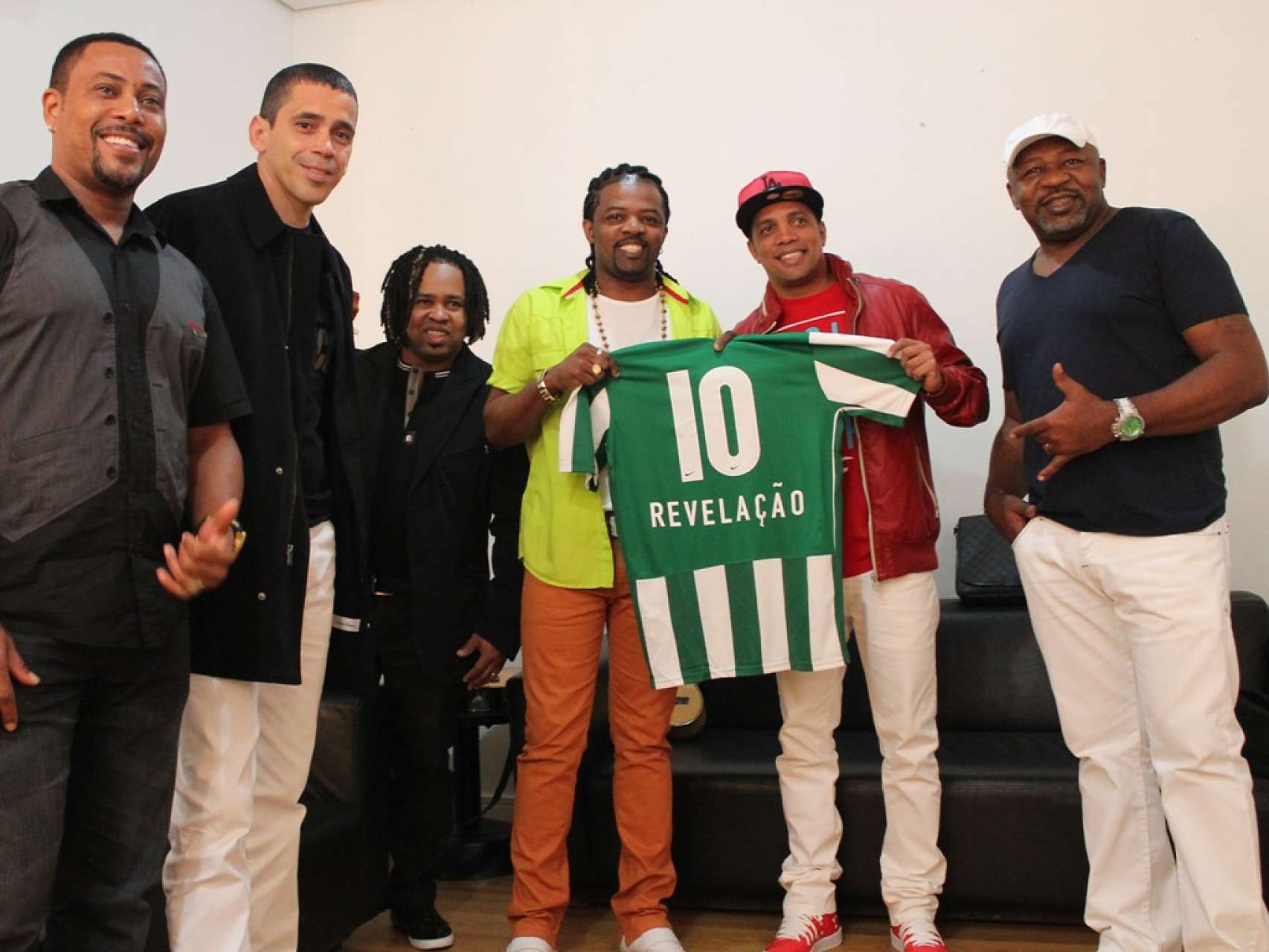 Grupo Revela��o recebe camisa do Coritiba