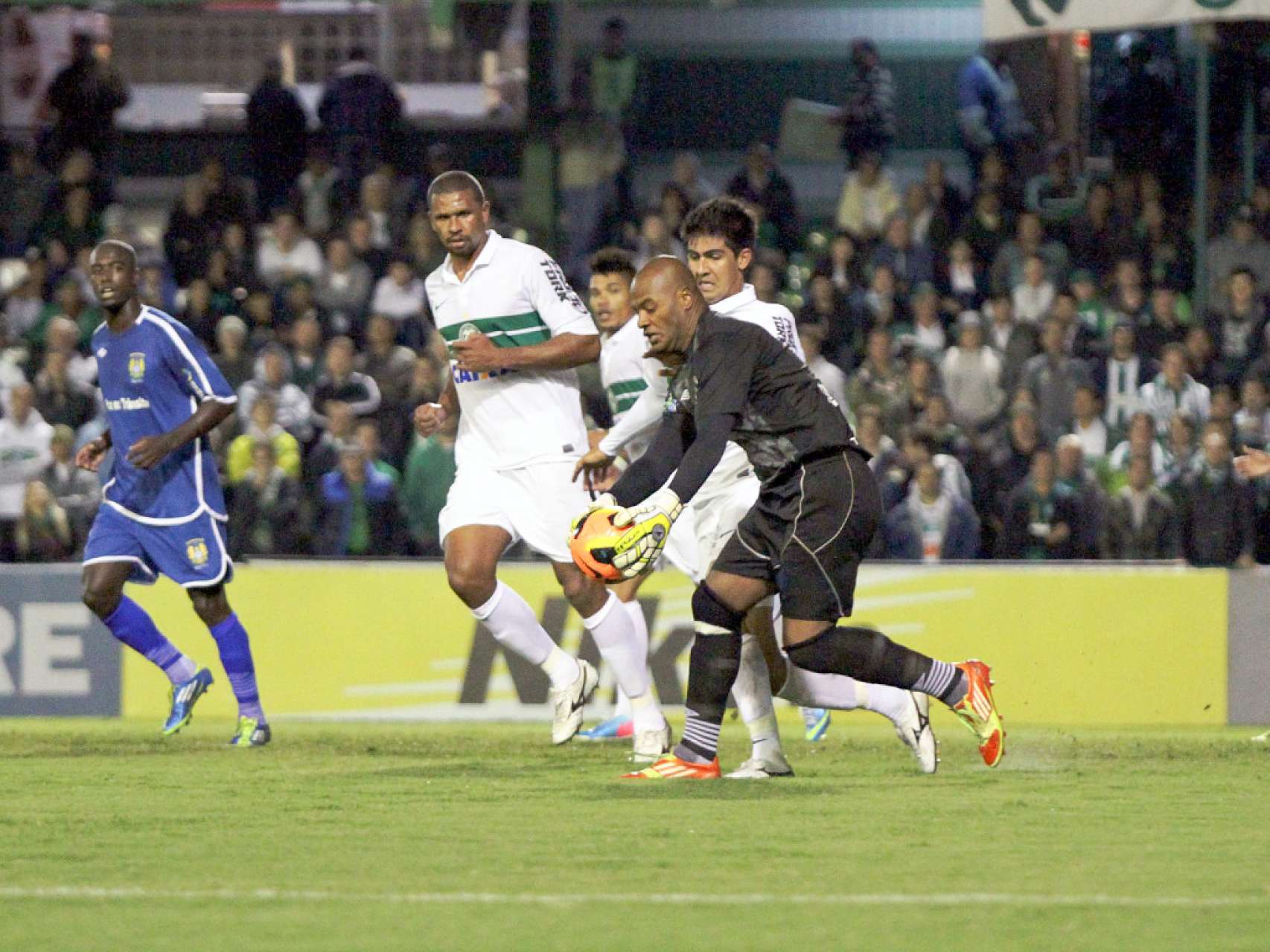 Coxa vence, mas n�o avan�a