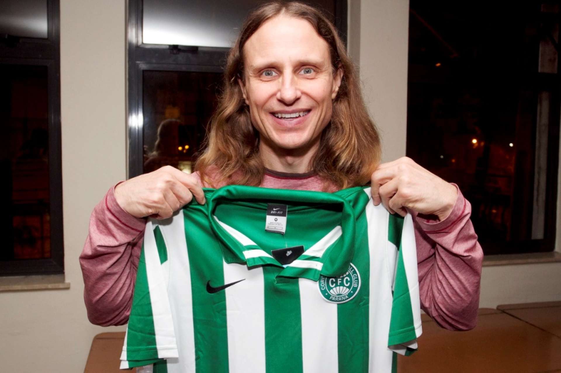 Banda Yes recebe camisas do Coxa