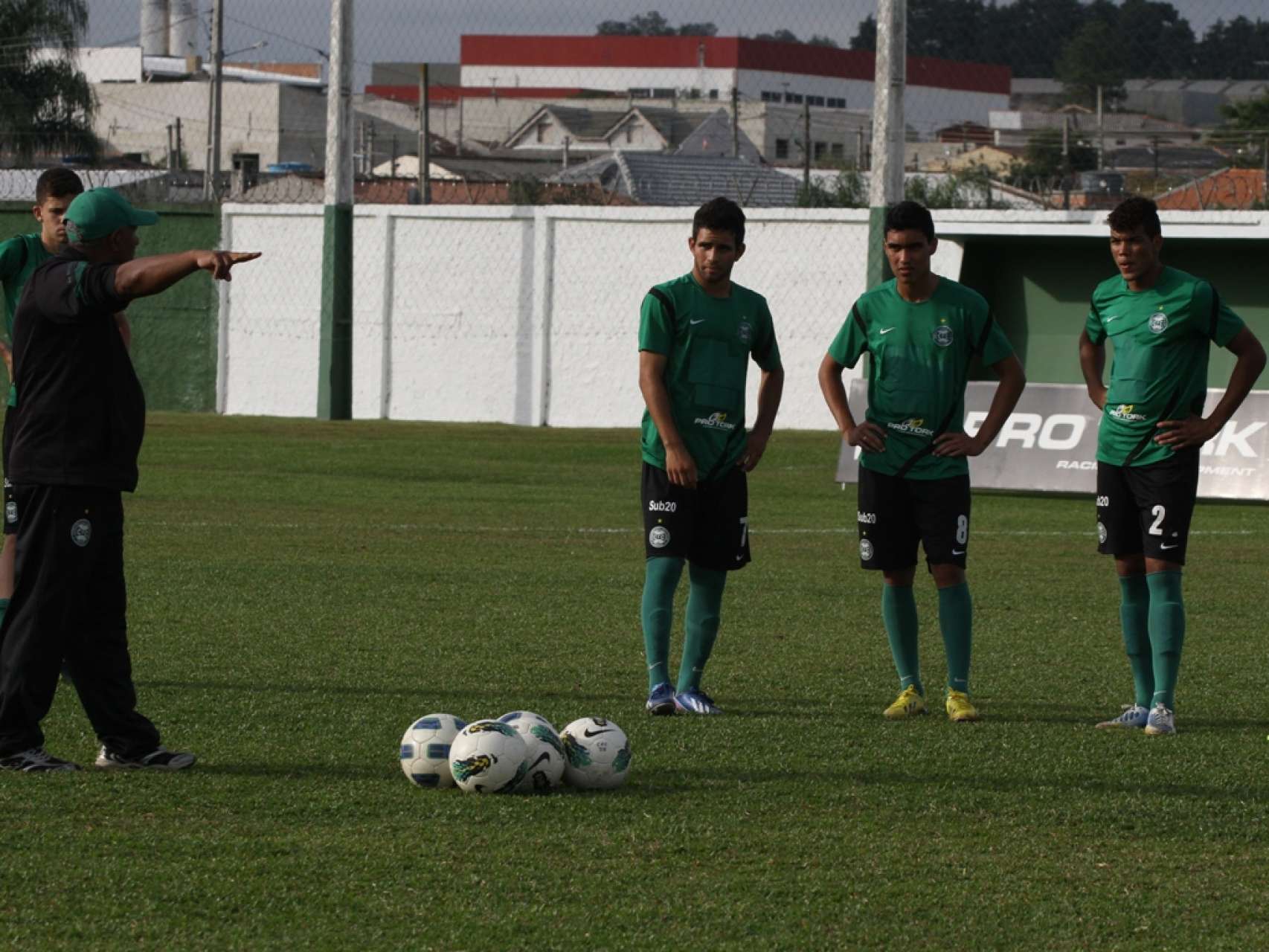 Coxa busca manter lideran�a do Sub-20