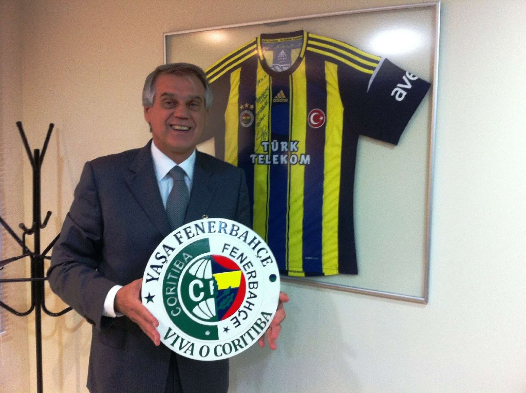 Torcedora do Fenerbah�e e f� de Alex presenteia o Coritiba