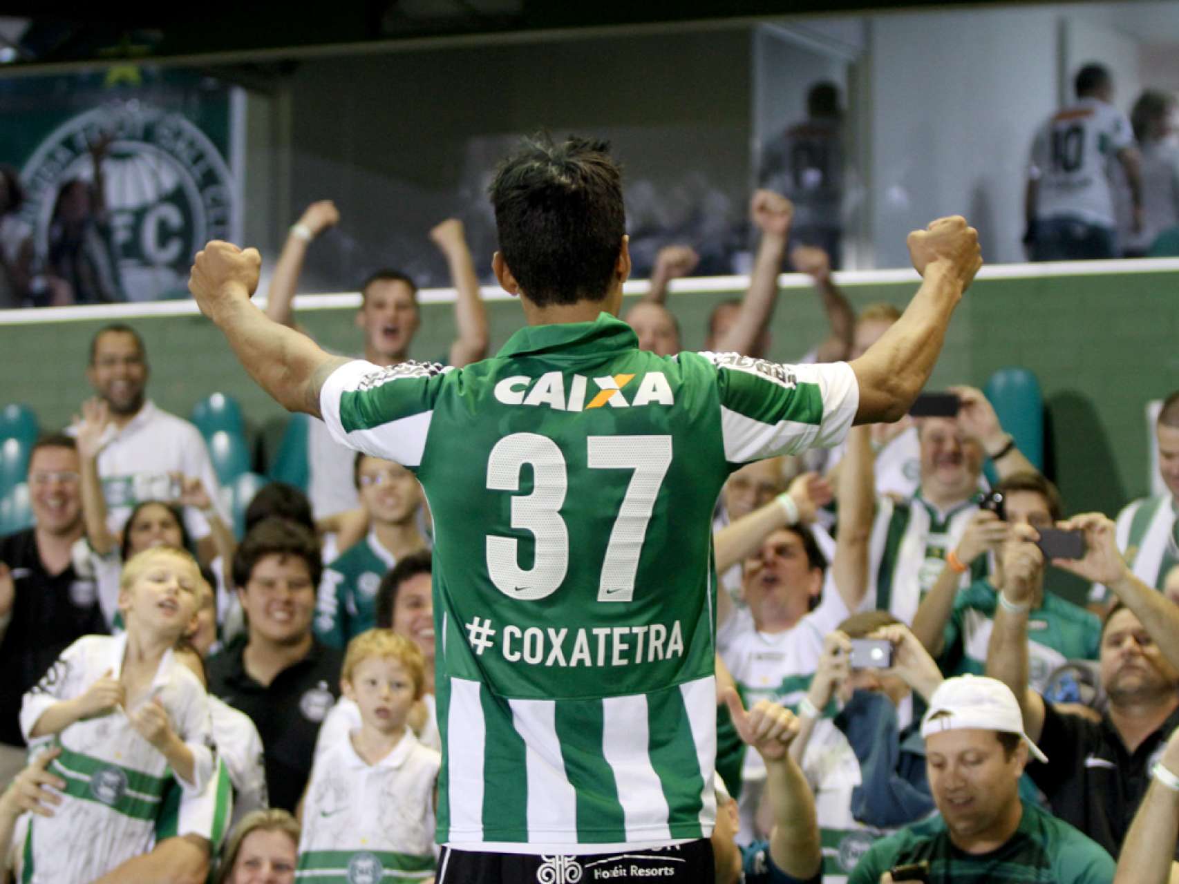 Coritiba sorteia duas camisas do Tetra para os s�cios