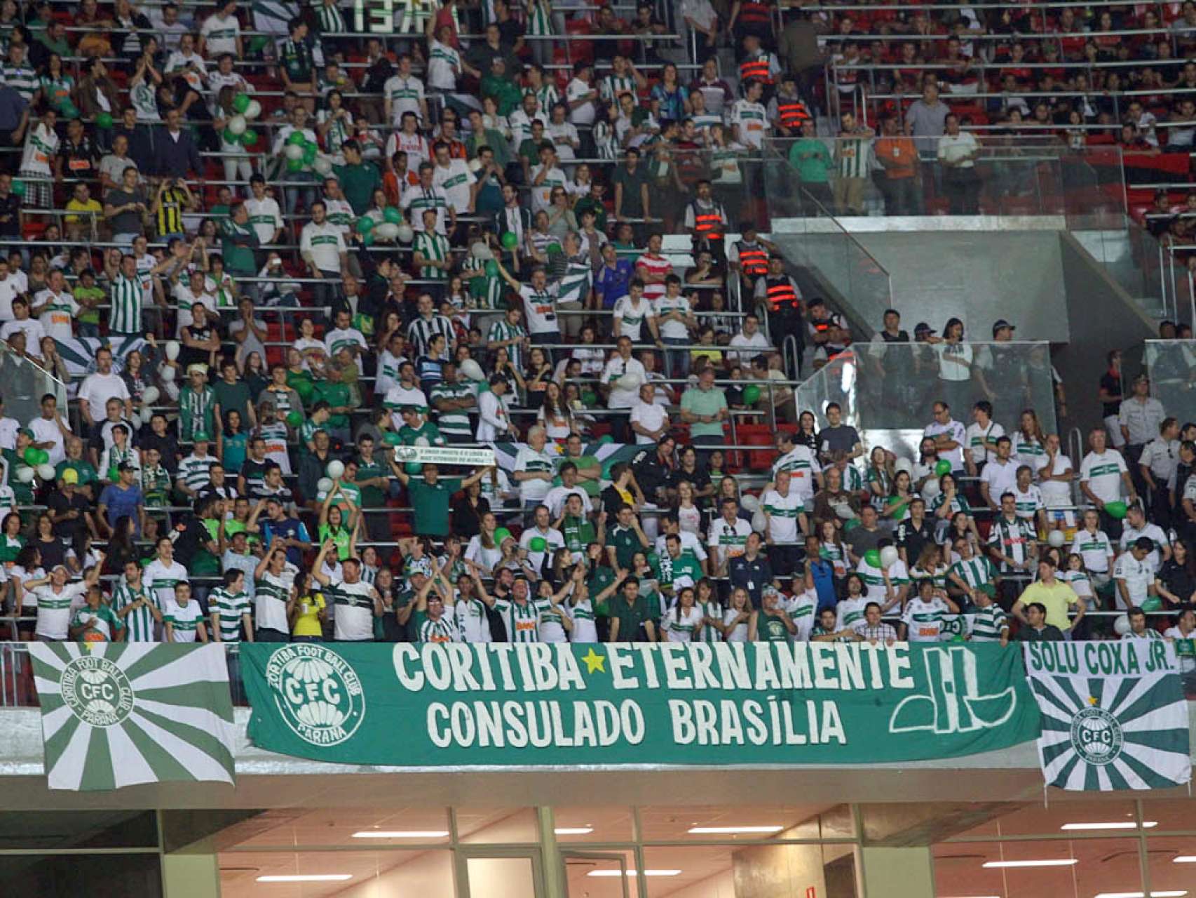 Torcida Coxa marca presen�a em Bras�lia