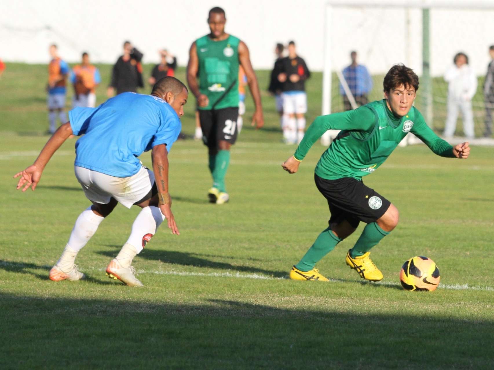 Coxa realiza jogo treino no CT
