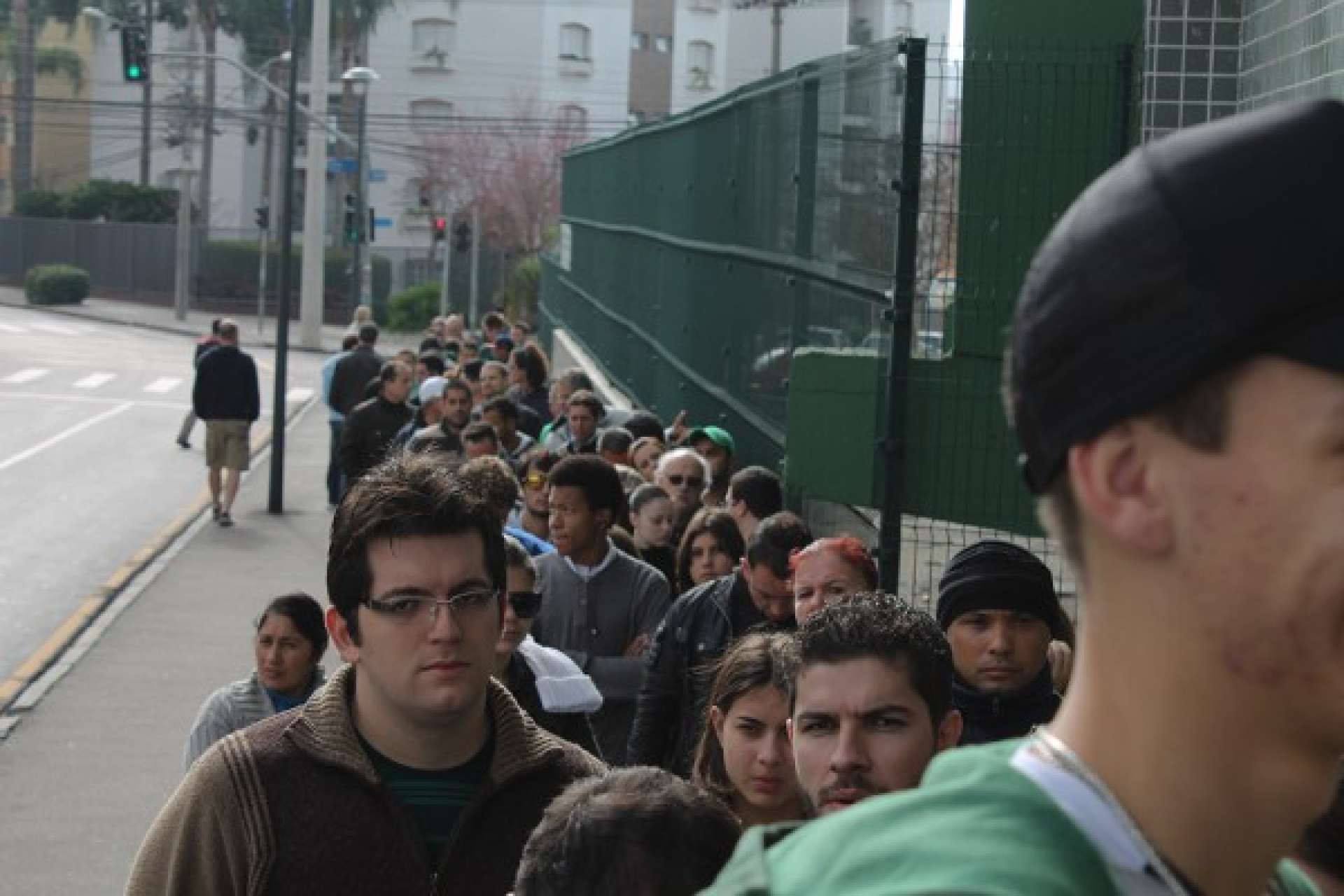 Torcida faz fila para garantir lugar no cl�ssico