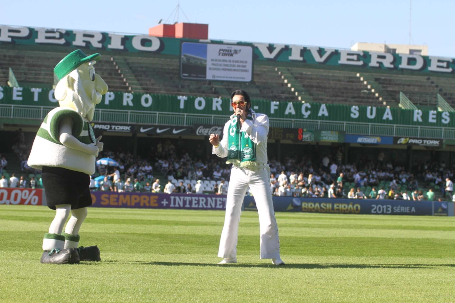 Coxa comemora Dia do Rock com Elvis Presley