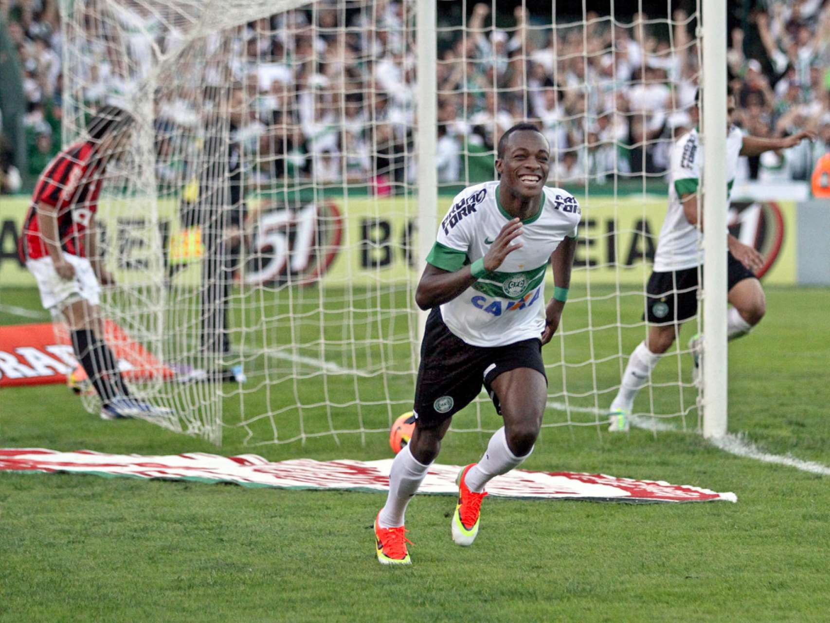 Geraldo entra e faz gol da vit�ria