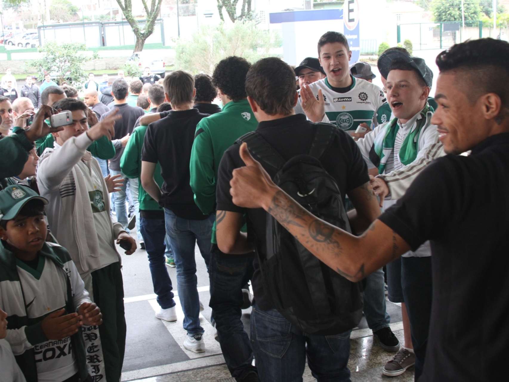 No embalo da galera, Coxa segue para Santos