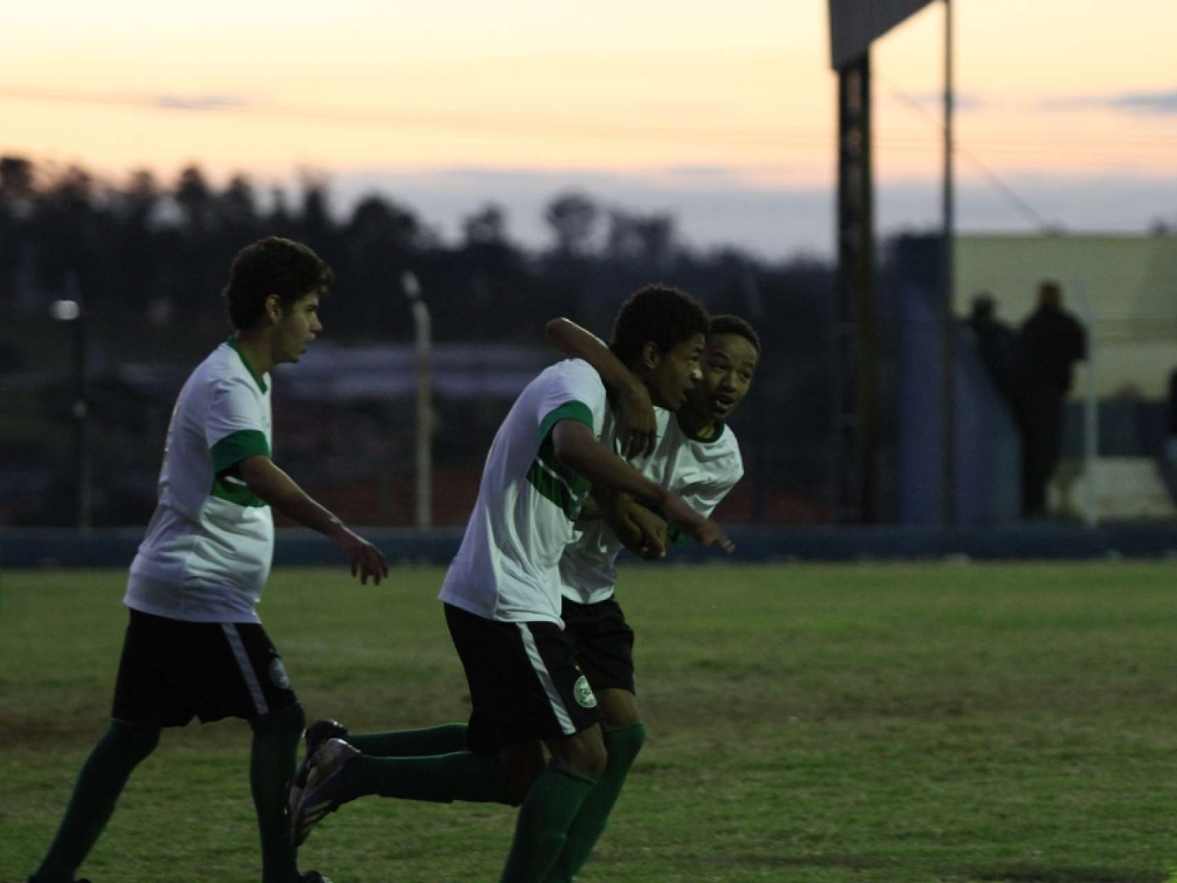 Coxa Sub-15 goleia fora de casa
