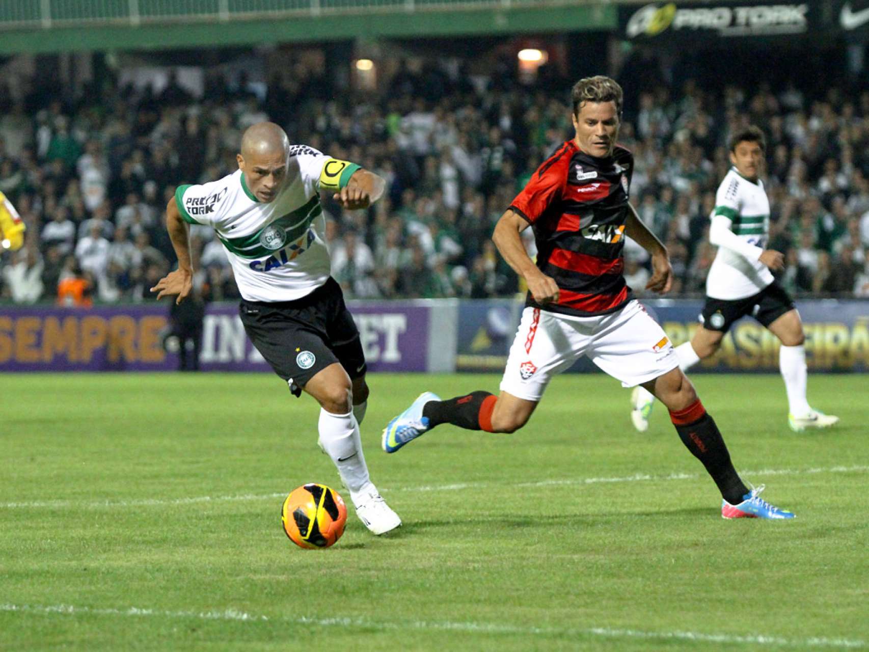Coritiba empata e segue no G4