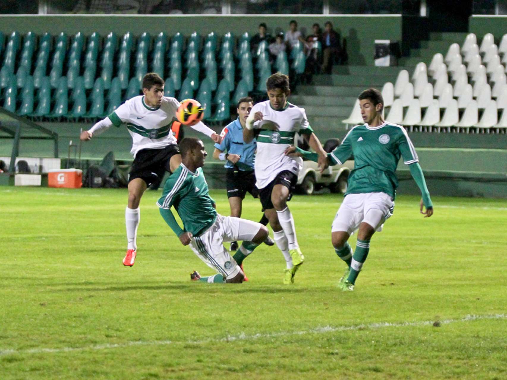 Sub-17 embarca em busca da classifica��o