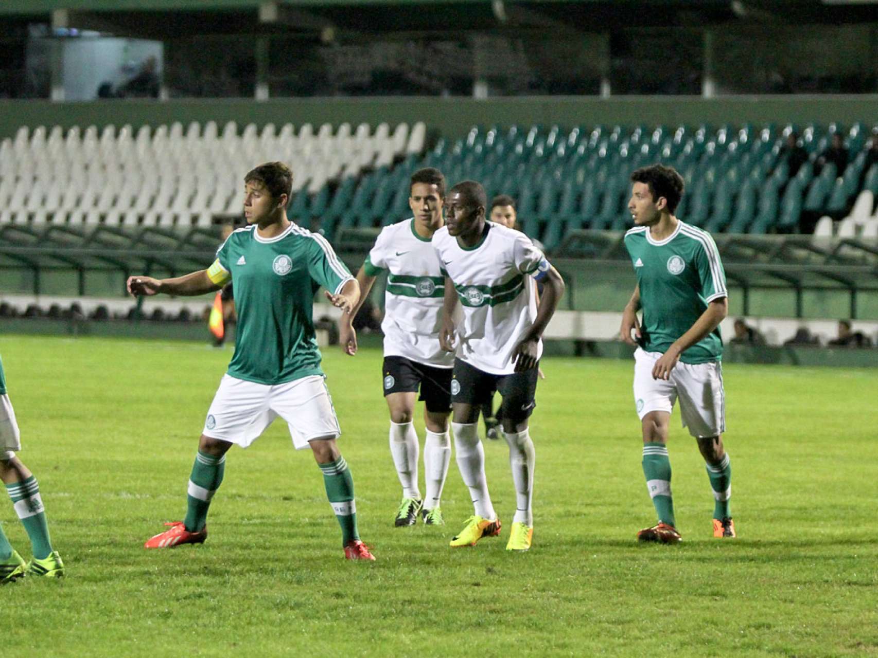 Galeria Coxa: Sub-17 sai na frente nas oitavas de final