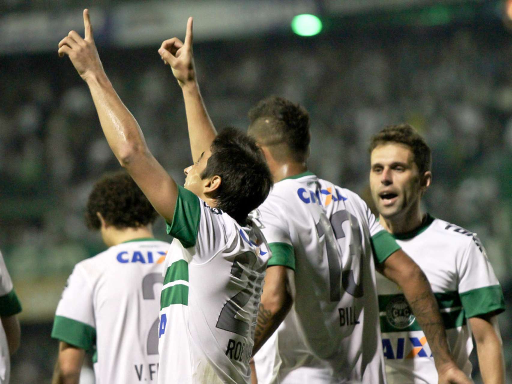 Emocionante: Coxa vence de virada e � l�der do Brasileir�o