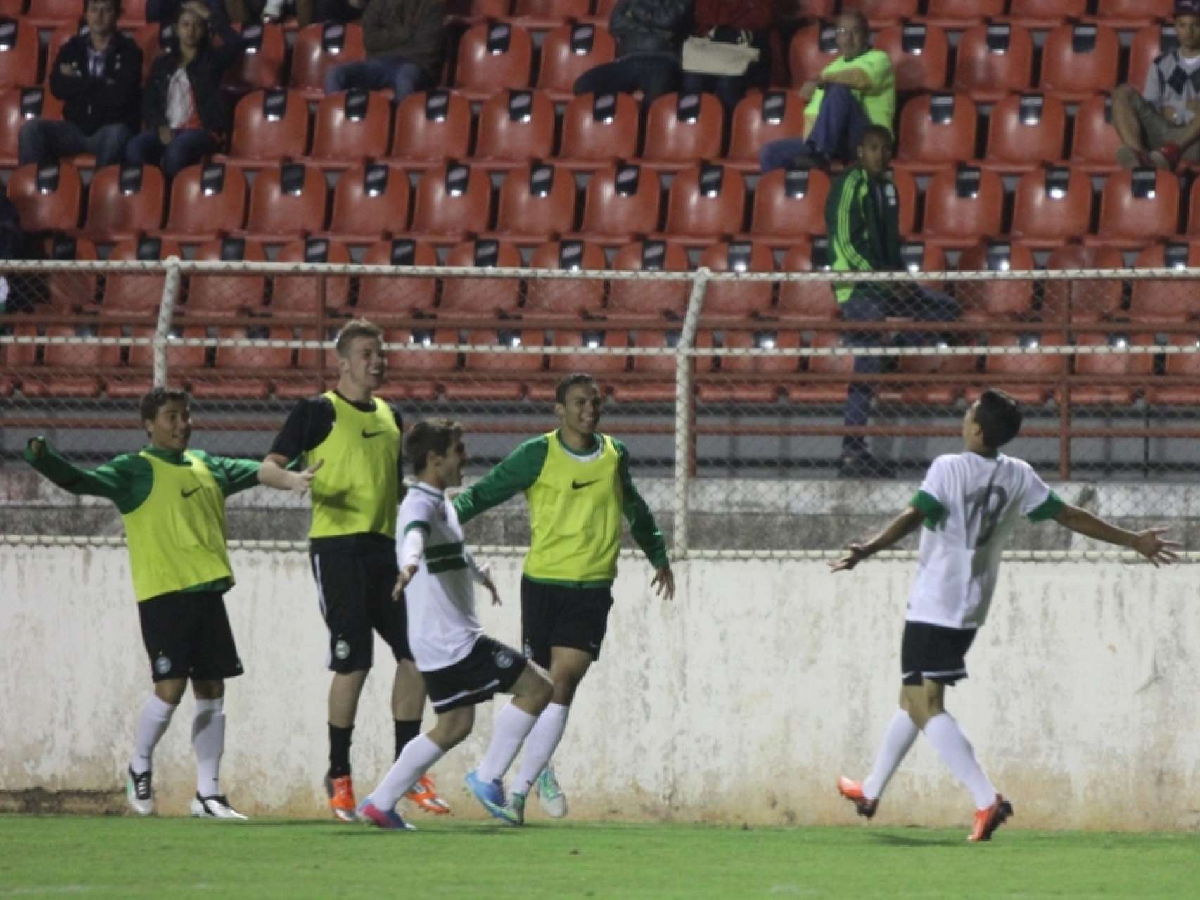 Coxa Sub-17 vence e avan�a na Copa do Brasil