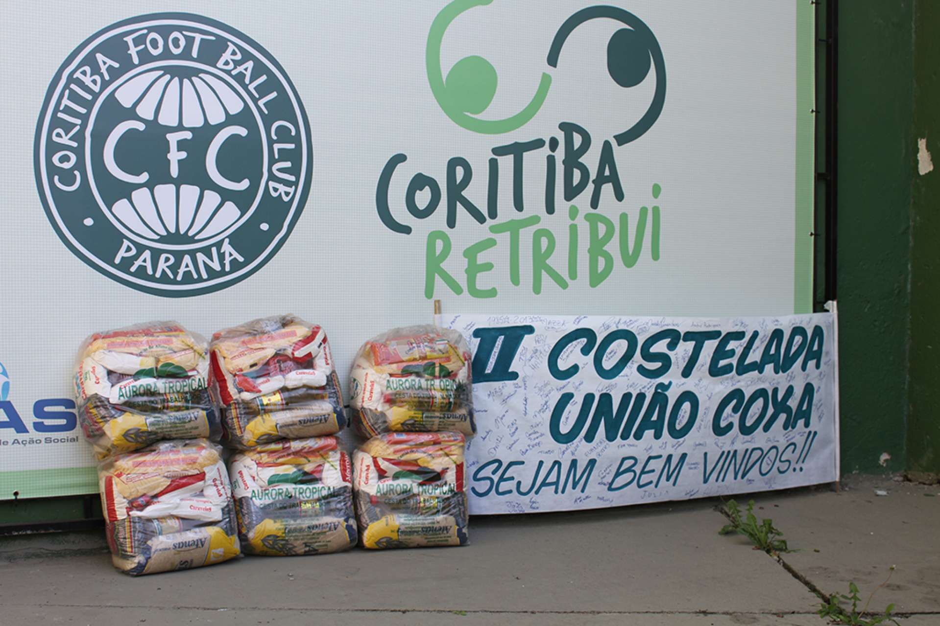 Torcedores fazem doa��es para o bazar do Coritiba Retribui