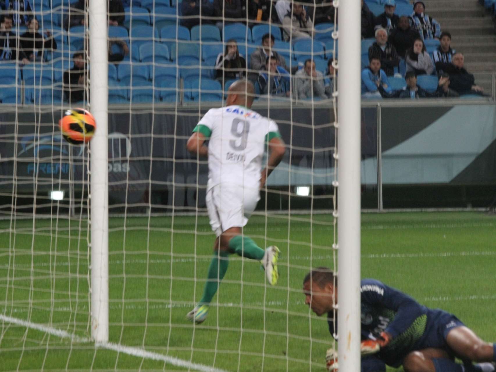 Coritiba vence em Porto Alegre e encosta nos l�deres