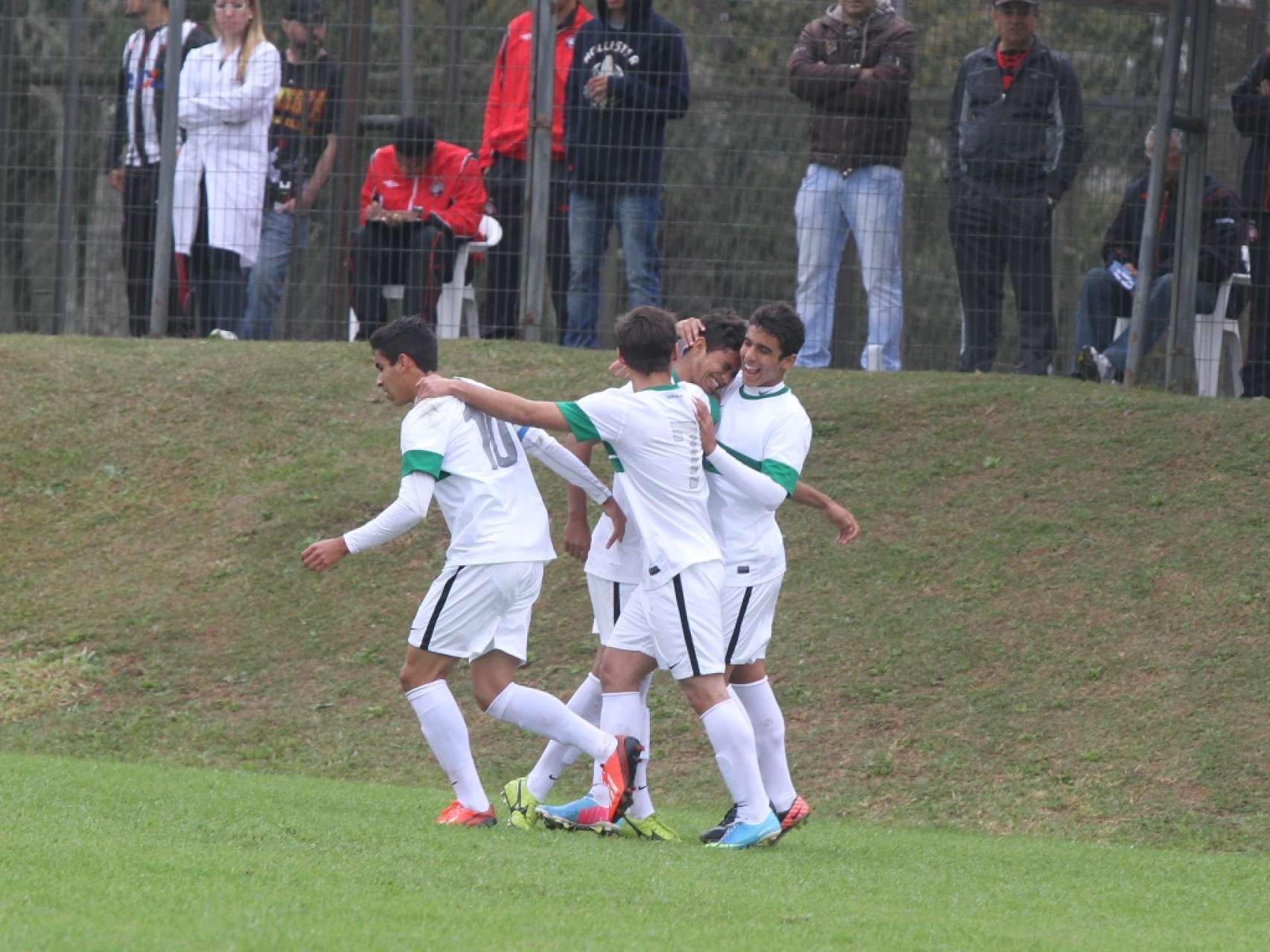 Coxa Sub-17 passa pelo Atl�tico-PR e est� na final do estadual