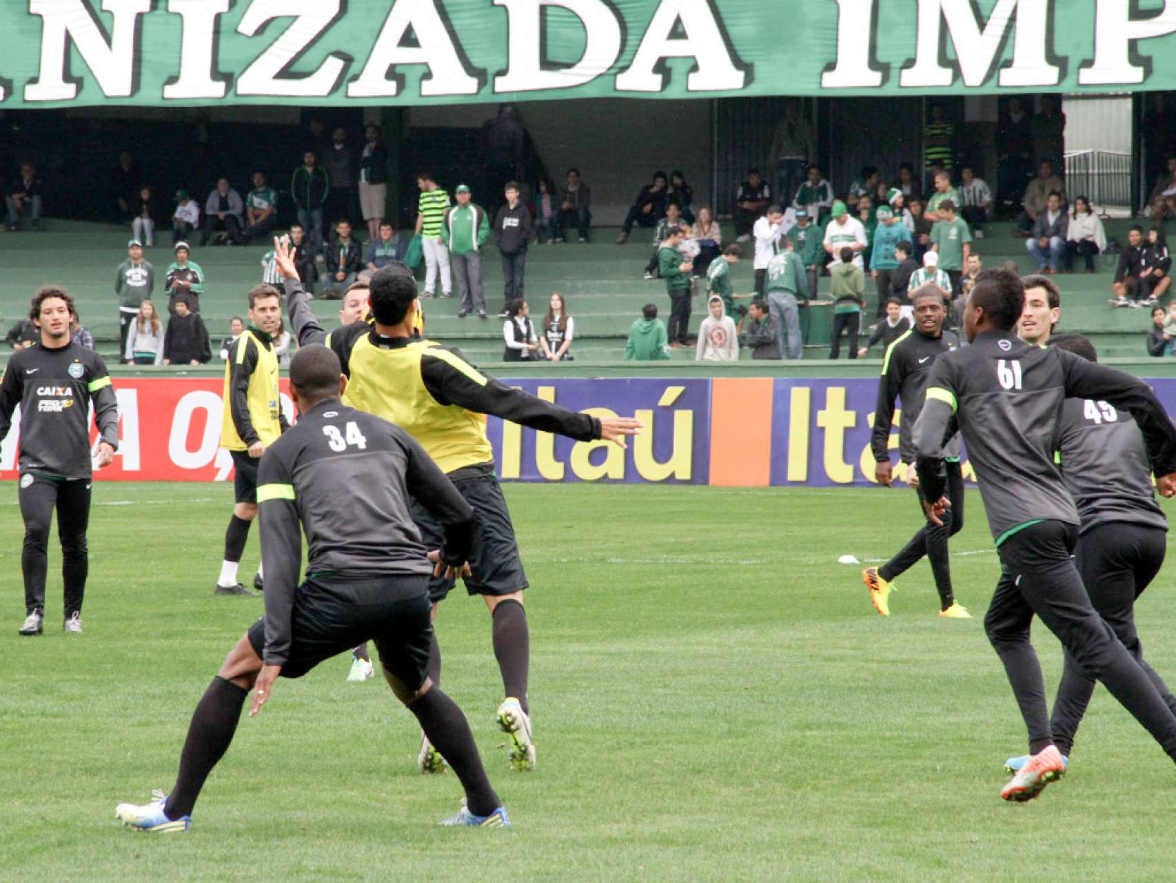 Torcida apoia time em treino aberto