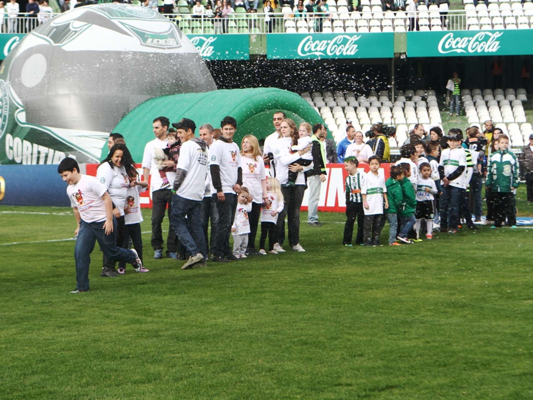 Crian�as da APCL participam dos Mascotinhos do Coxa