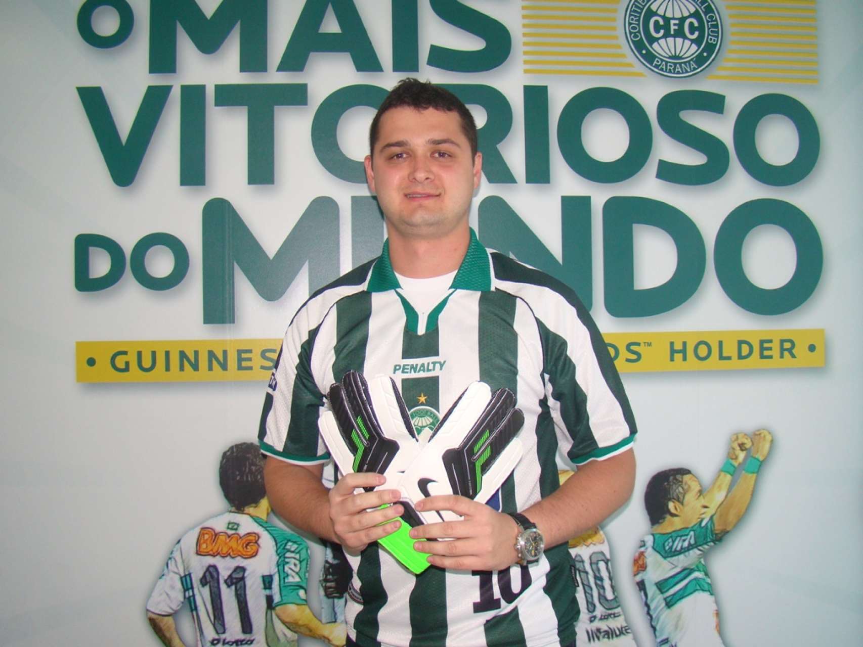 Torcedor coxa-branca ganha luvas do goleiro Vanderlei