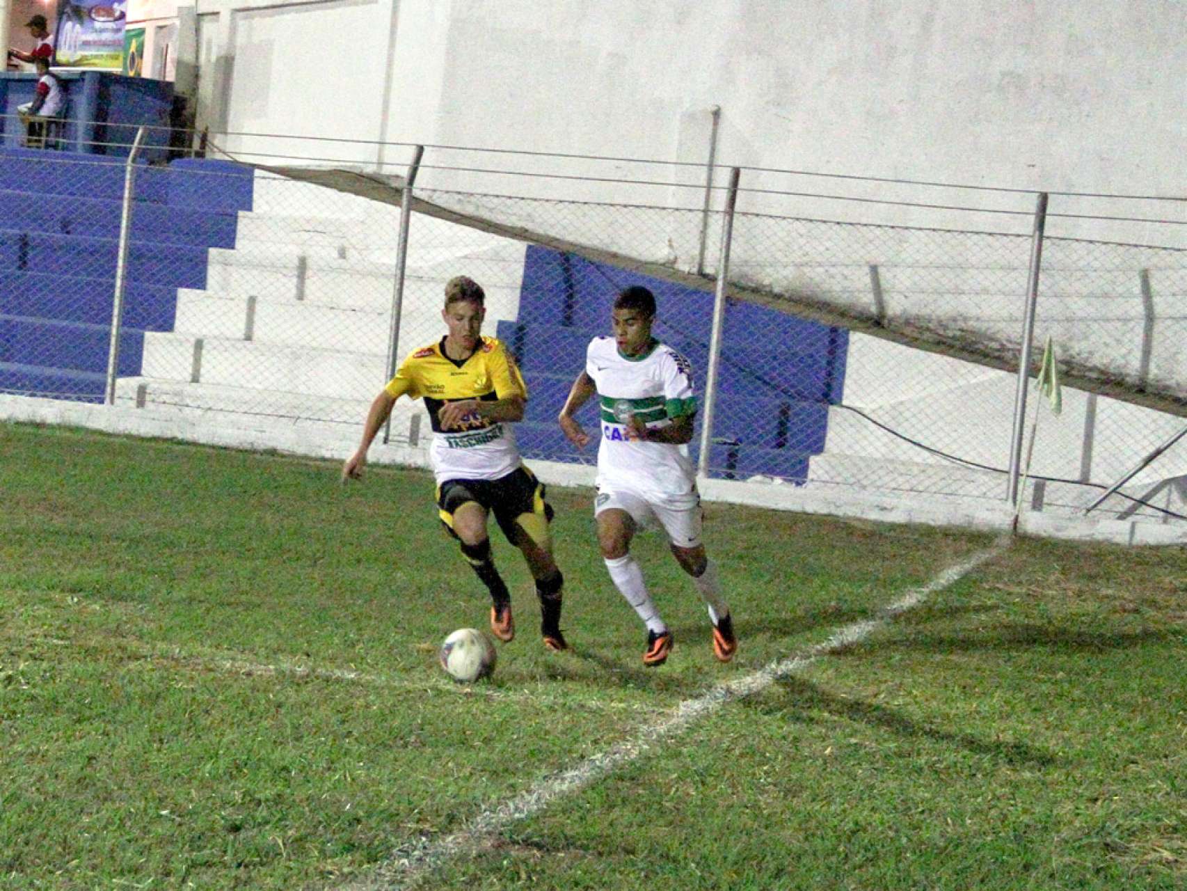 Sub-20 empata e segue l�der do Grupo F