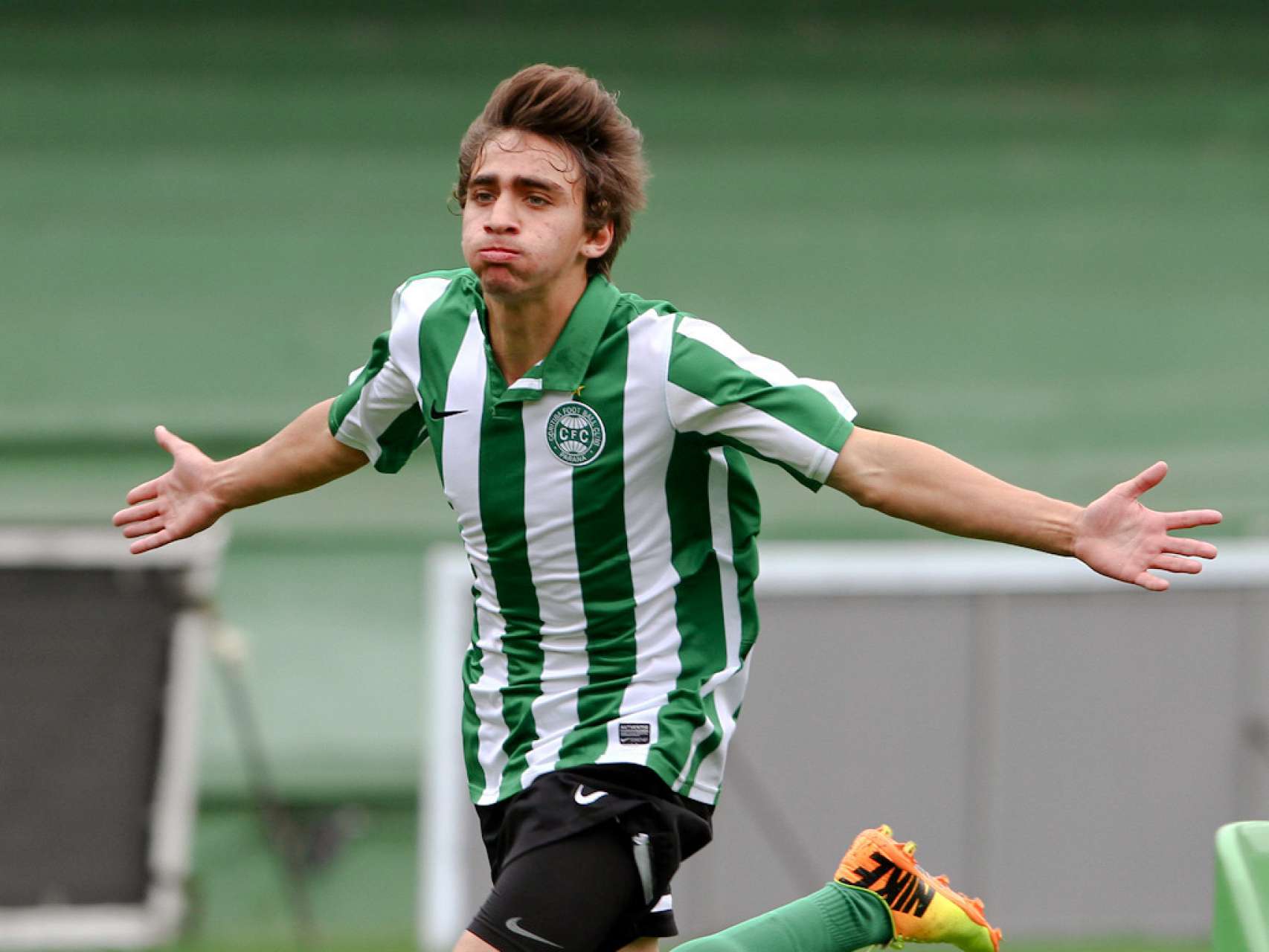 Atletas assinam primeiro contrato profissional