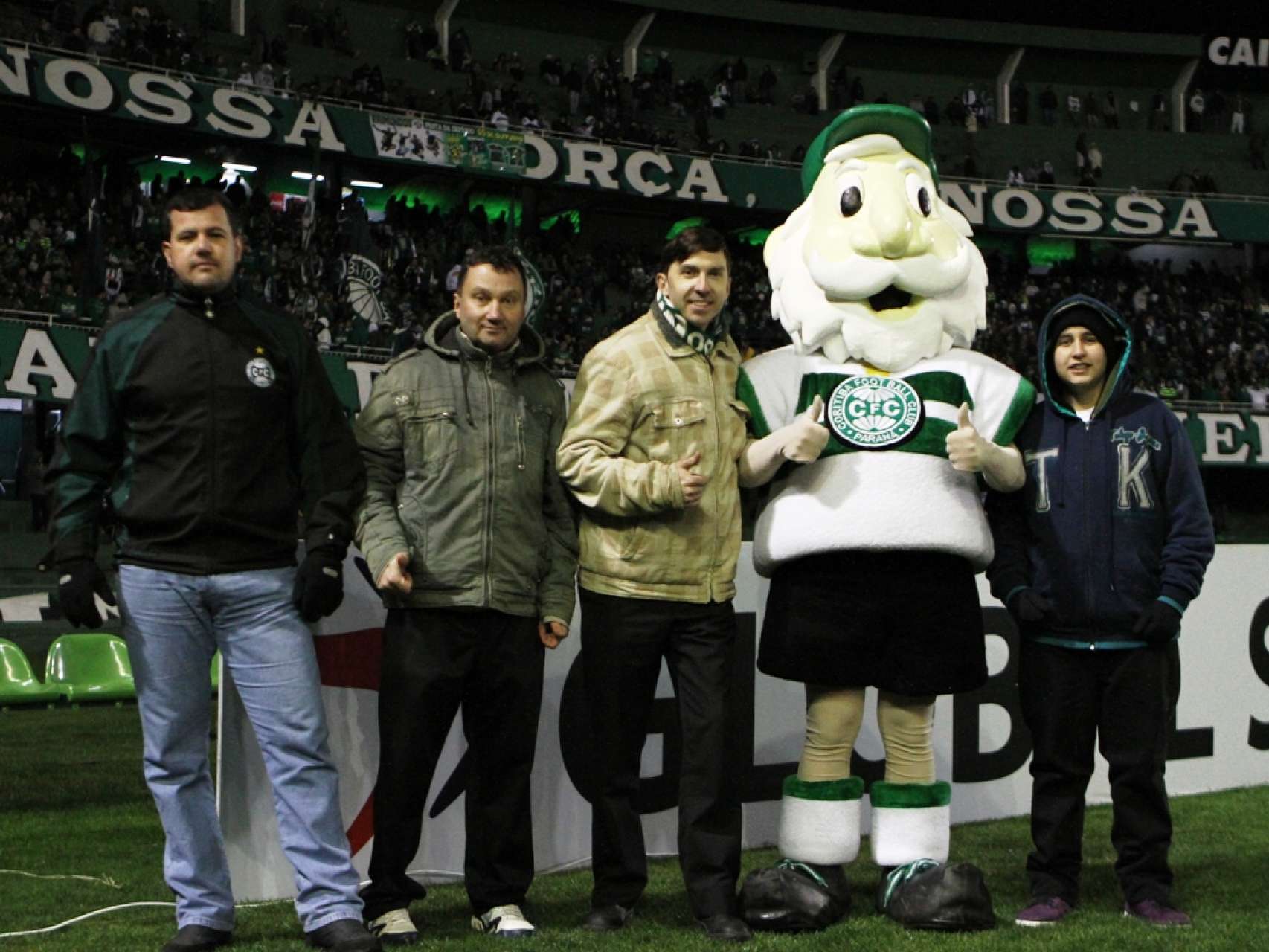 S�cios jogadores no gramado do Couto
