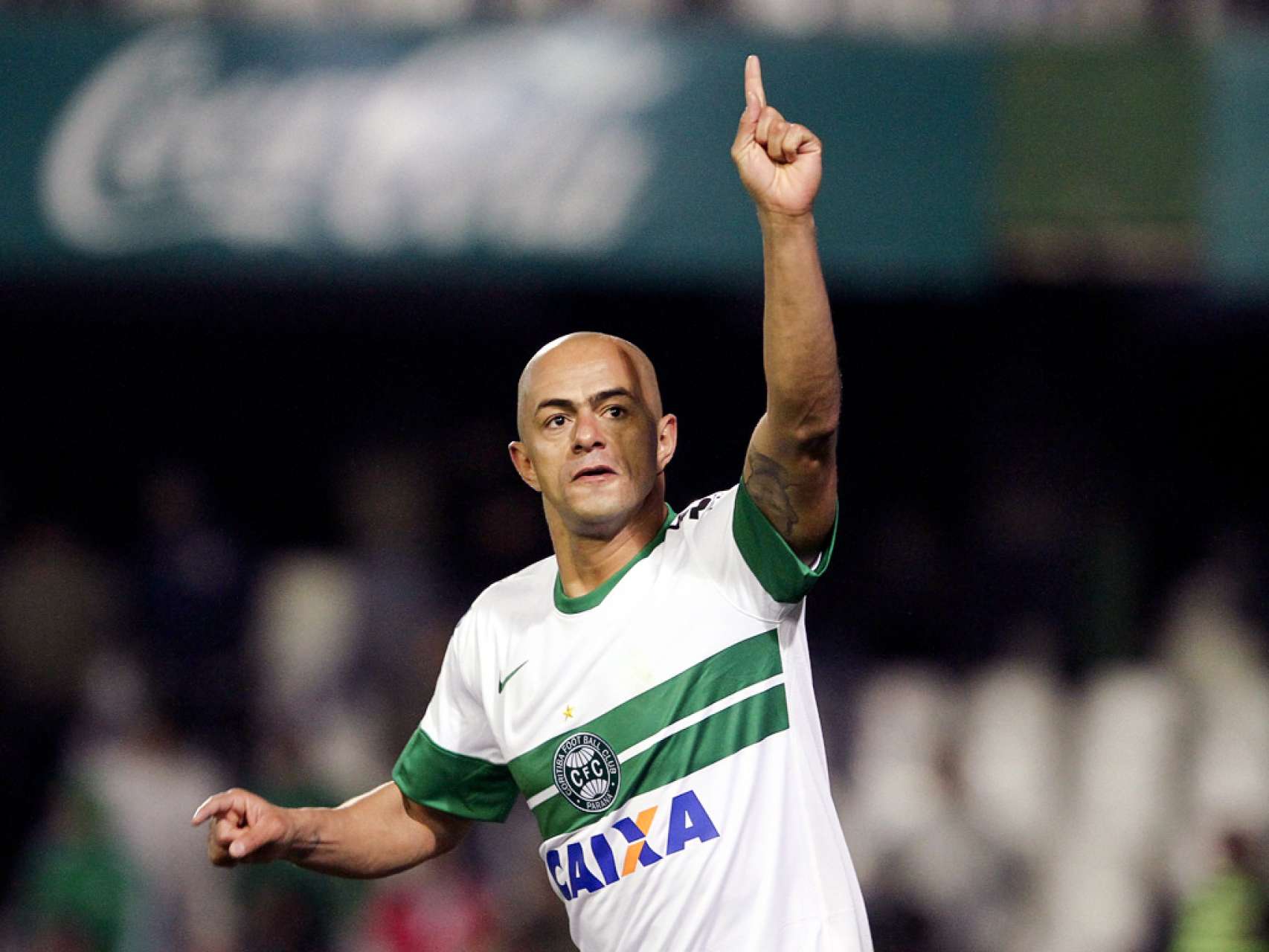 Com emo��o, Coritiba avan�a na Copa Total Sul-Americana
