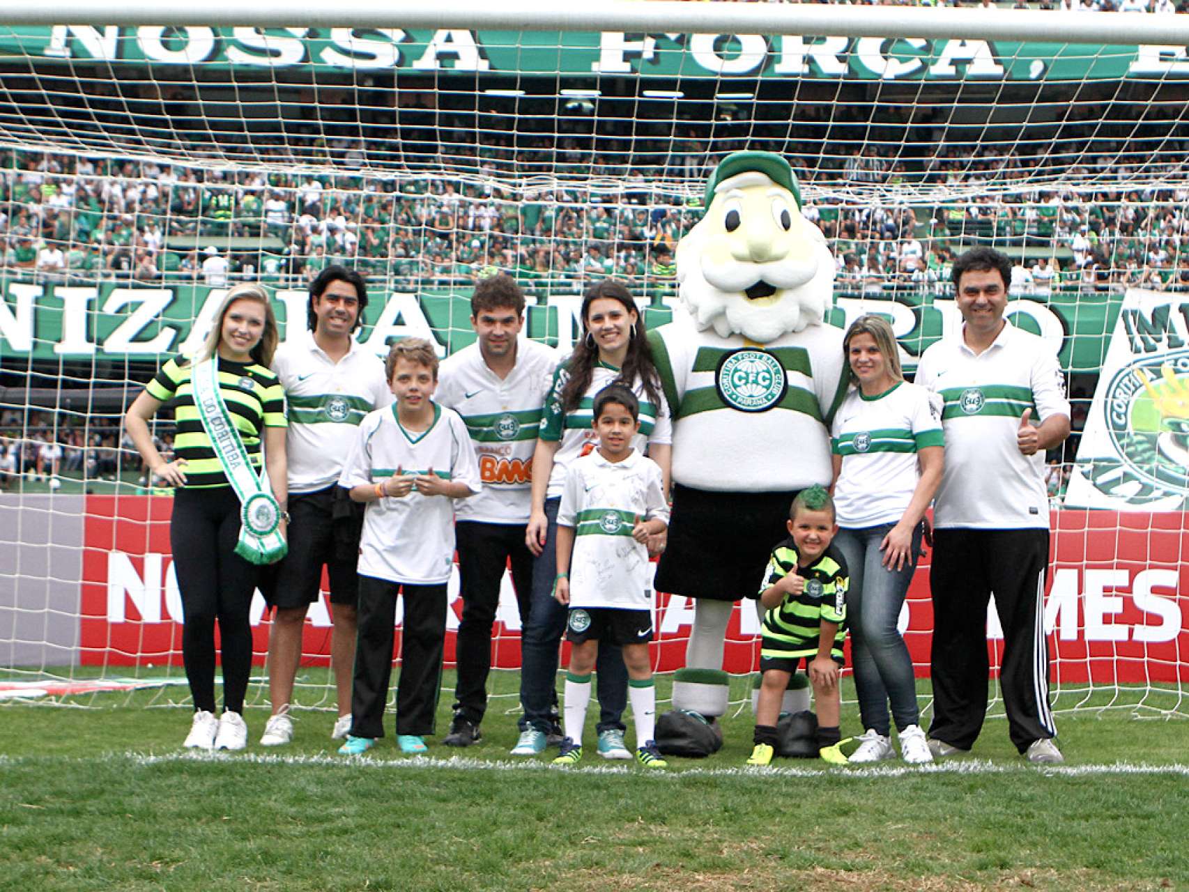 S�cios entram em campo no Couto Pereira