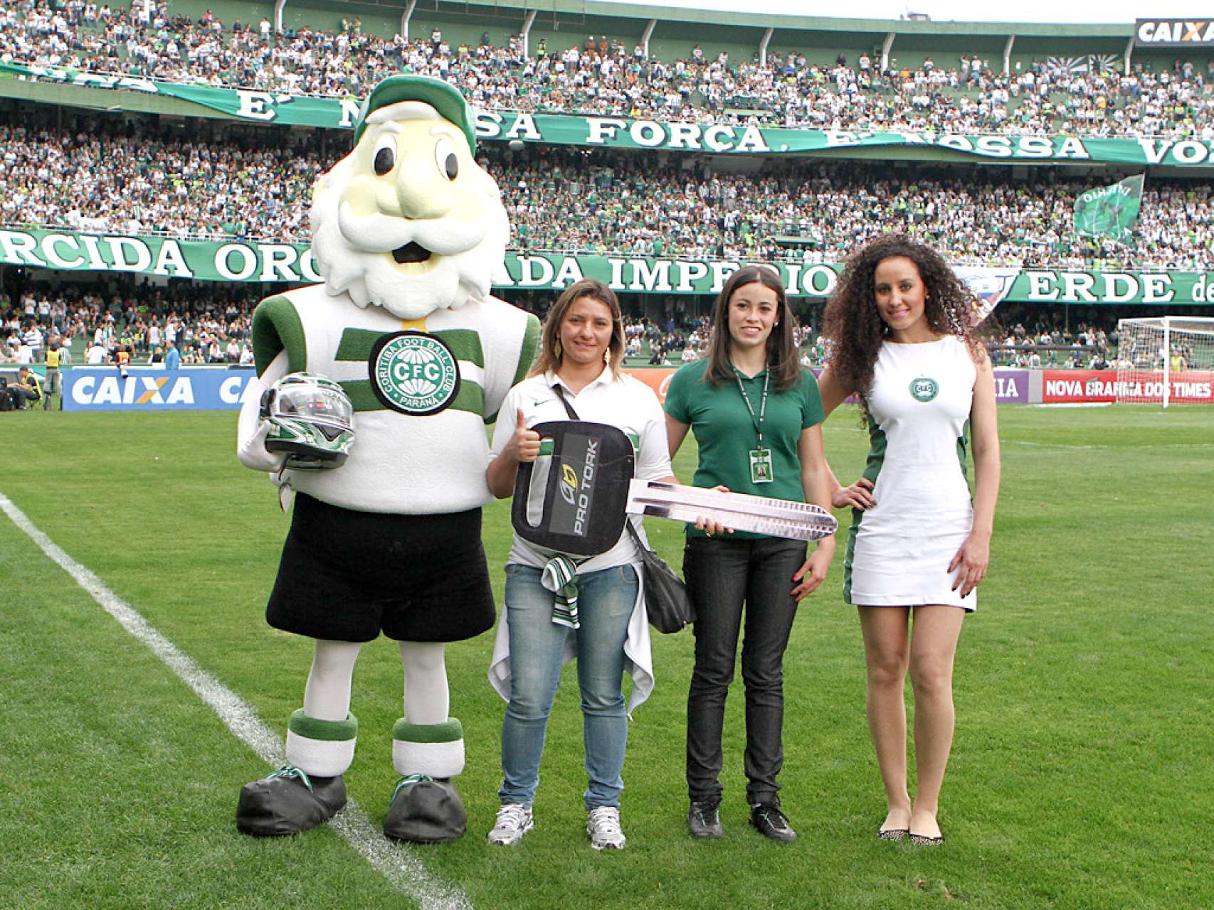S�cia recebe Moto da Pro Tork no gramado