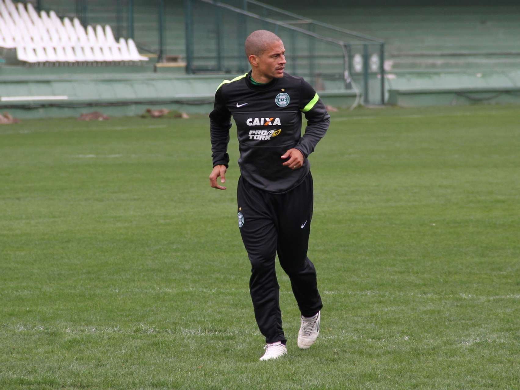 Alex segue na capital com treinos espec�ficos