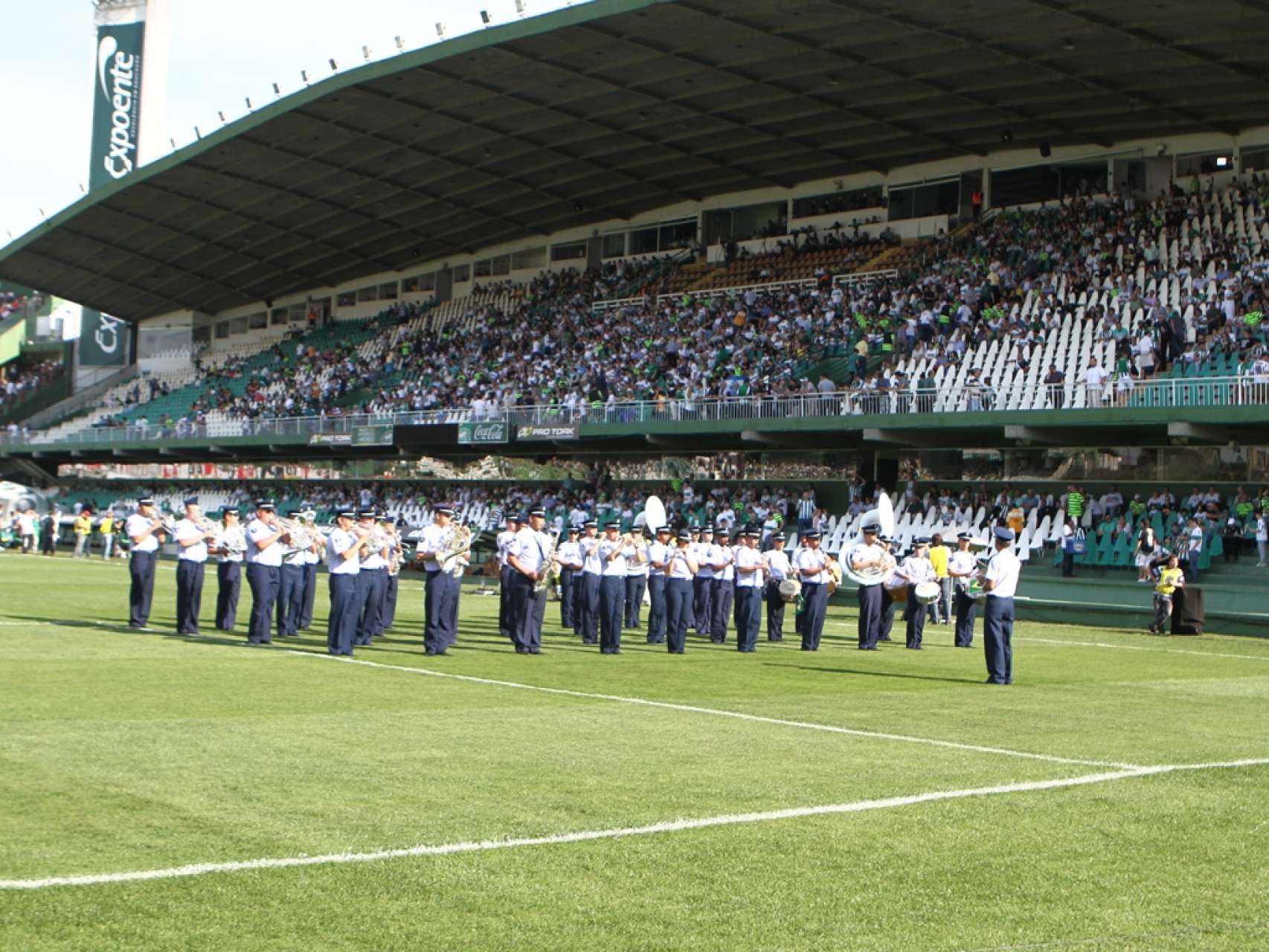 Banda da For�a A�rea Brasileira conquista torcida coxa-branca