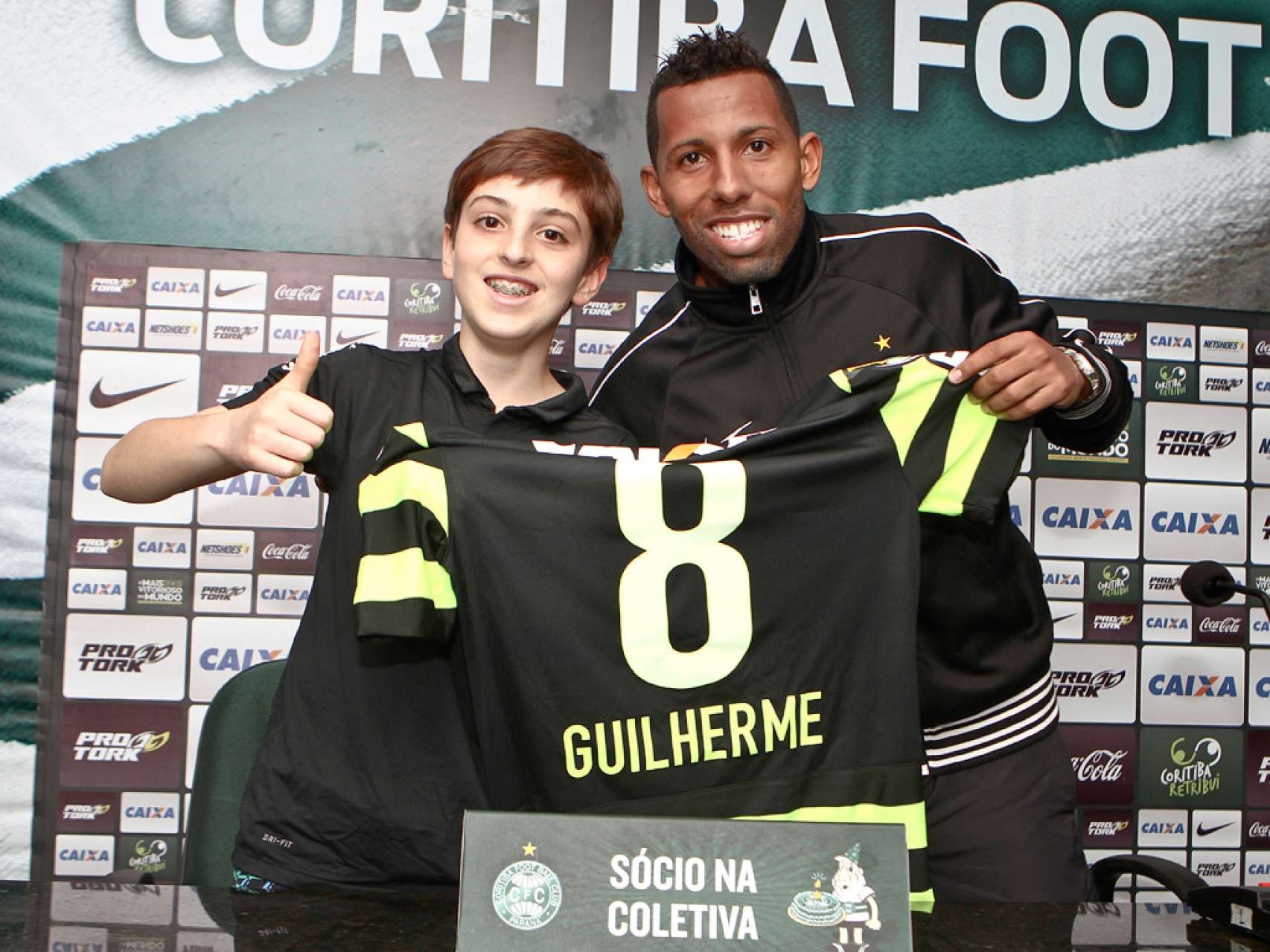 Pequeno coxa-branca tem dia especial com o clube