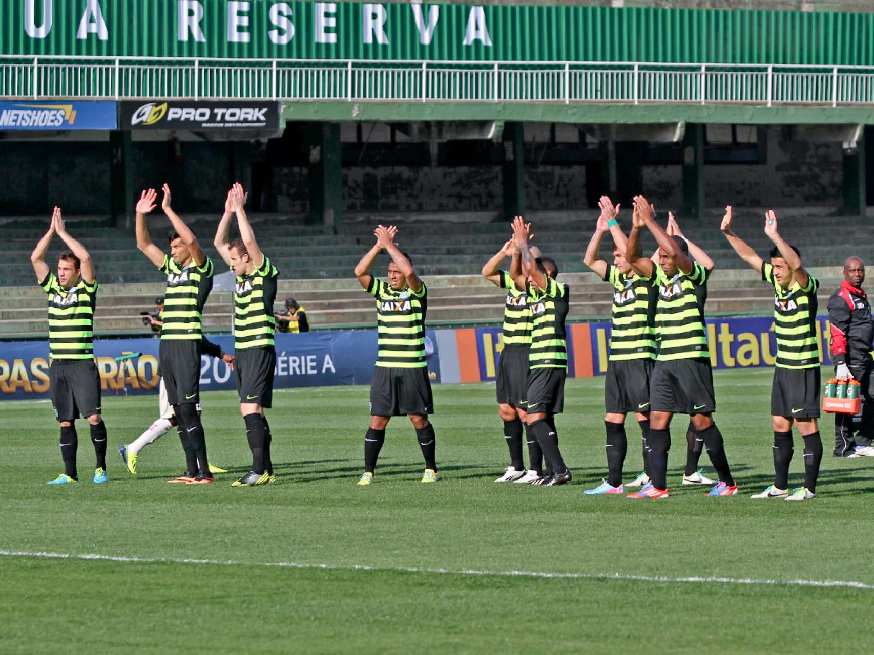 Jogo espet�culo: m�sica e a��es especiais embalam vit�ria Coxa