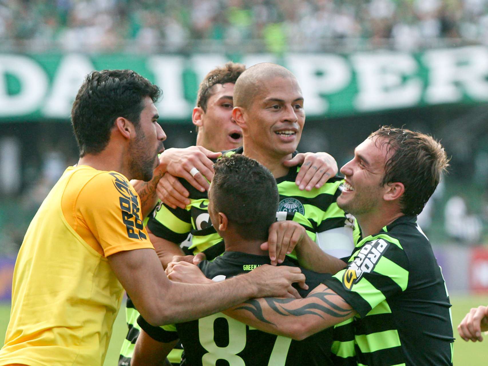 Coxa fecha turno com vit�ria sobre S�o Paulo