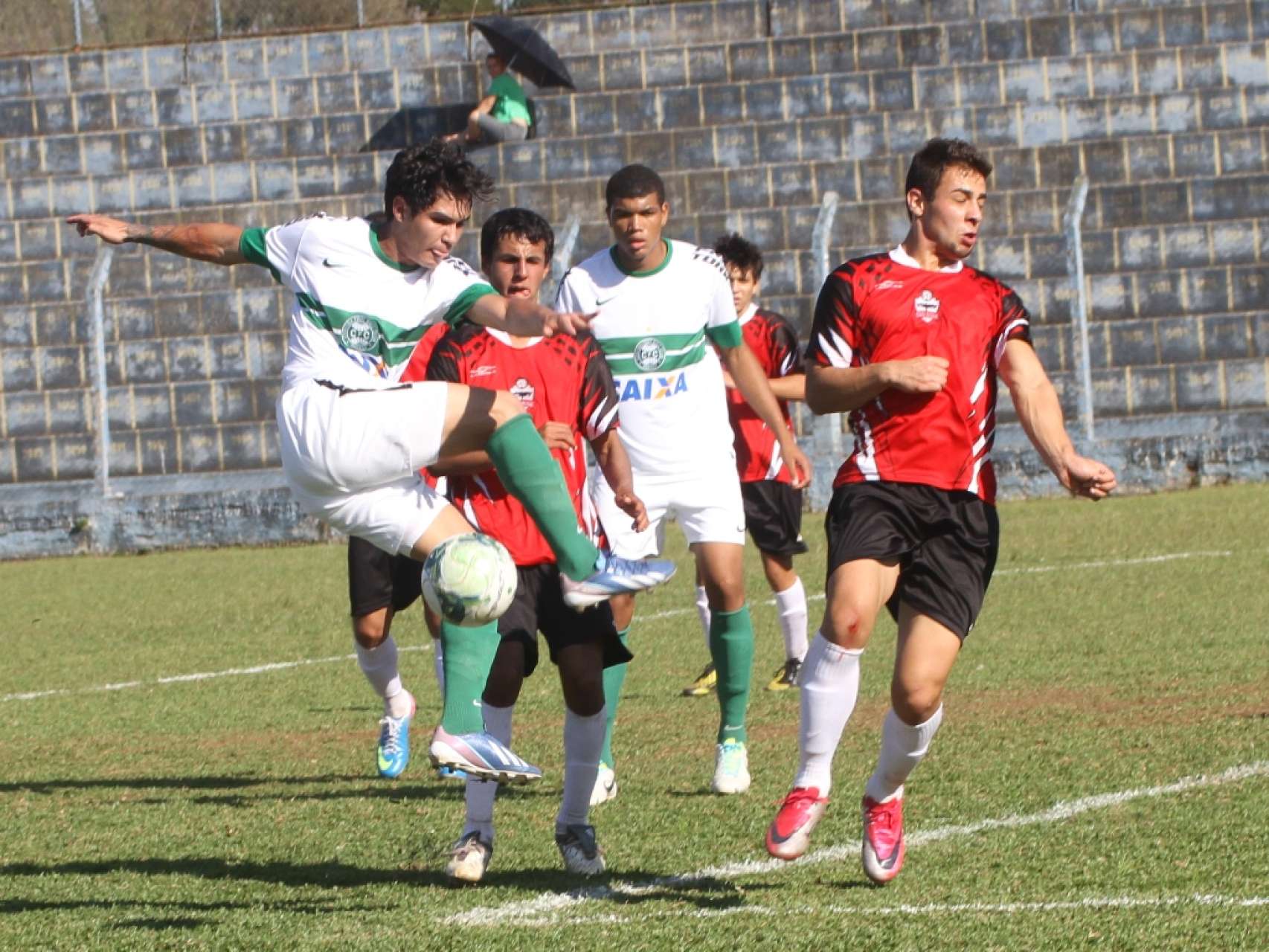 L�der do campeonato estadual, Coxa Sub-18 recebe o Grecal