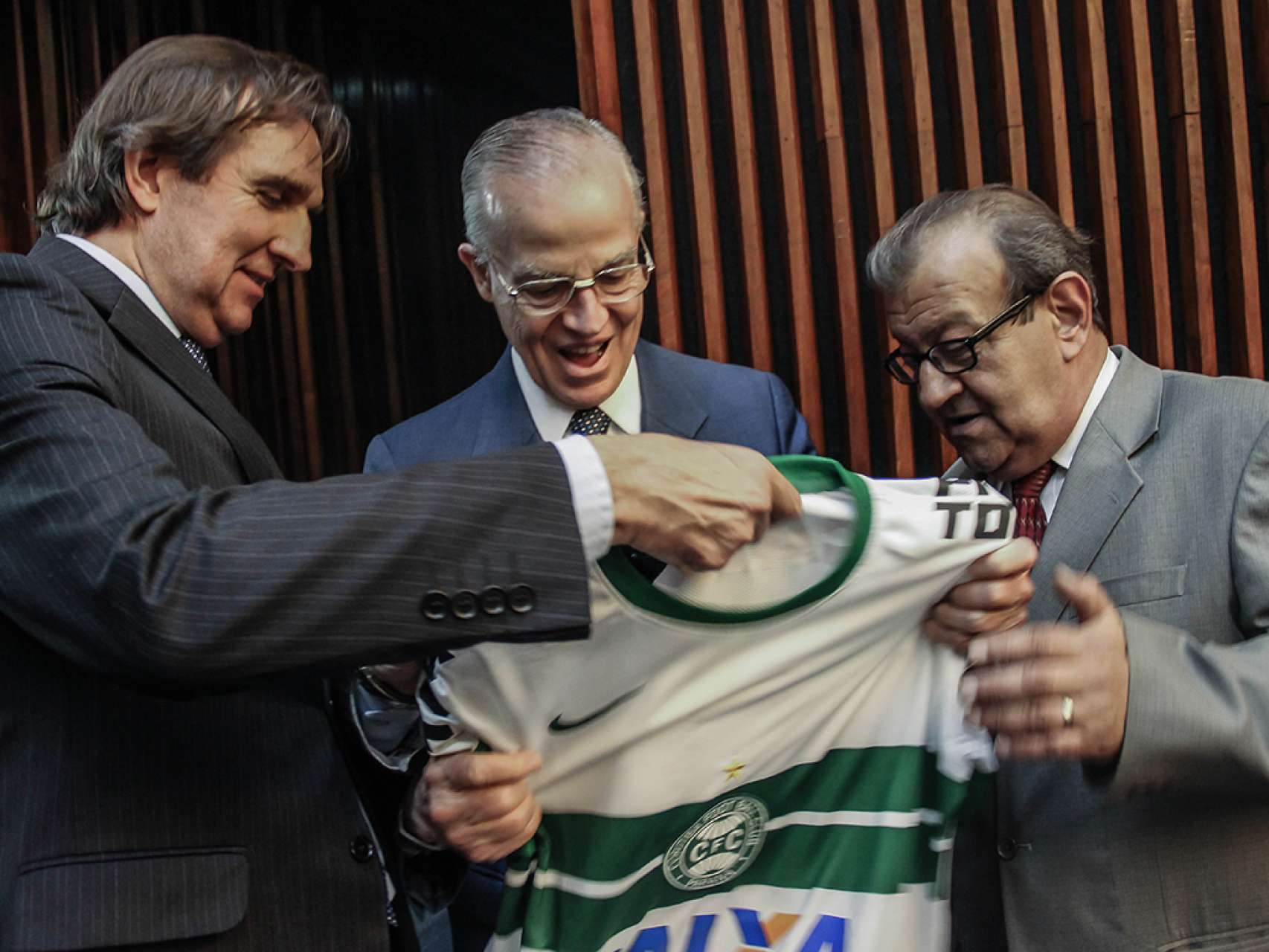 Coritiba presenteia fam�lia real brasileira