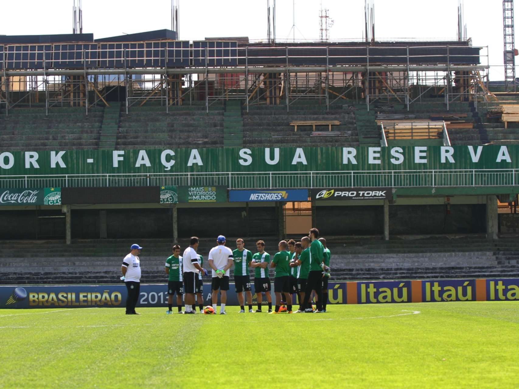 Coxa busca come�ar o returno dentro de casa com o p� direito