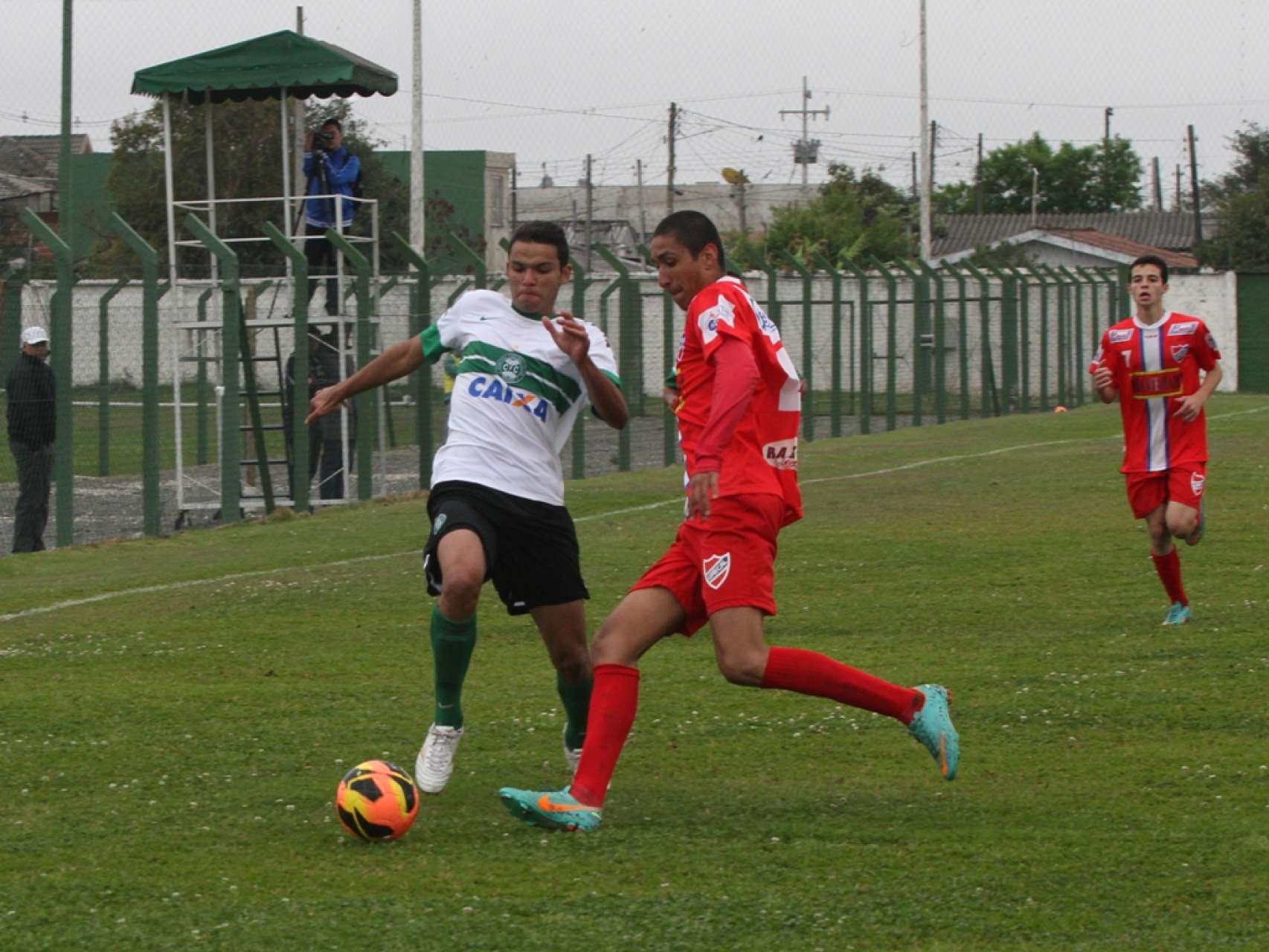 Sub-18 defende a lideran�a fora de casa