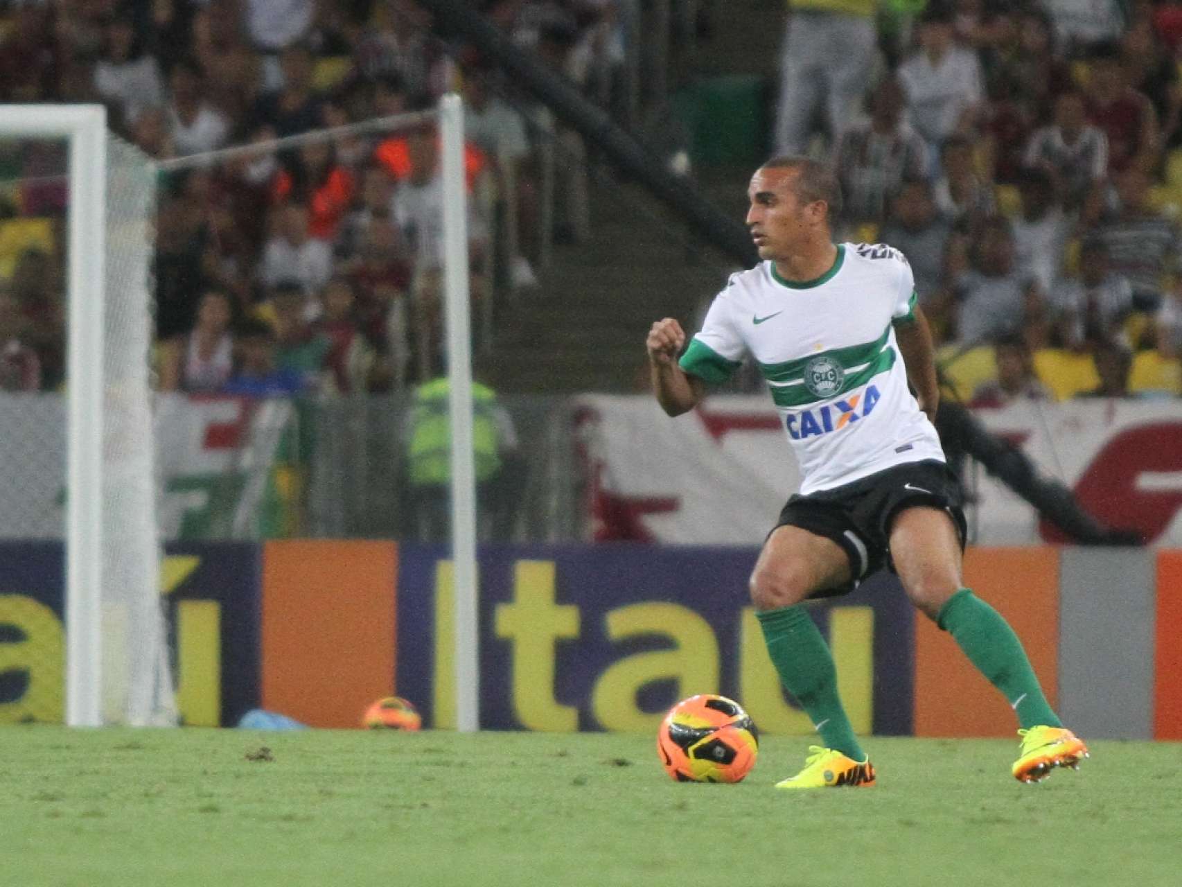 Gil completa 100 jogos pelo Coxa