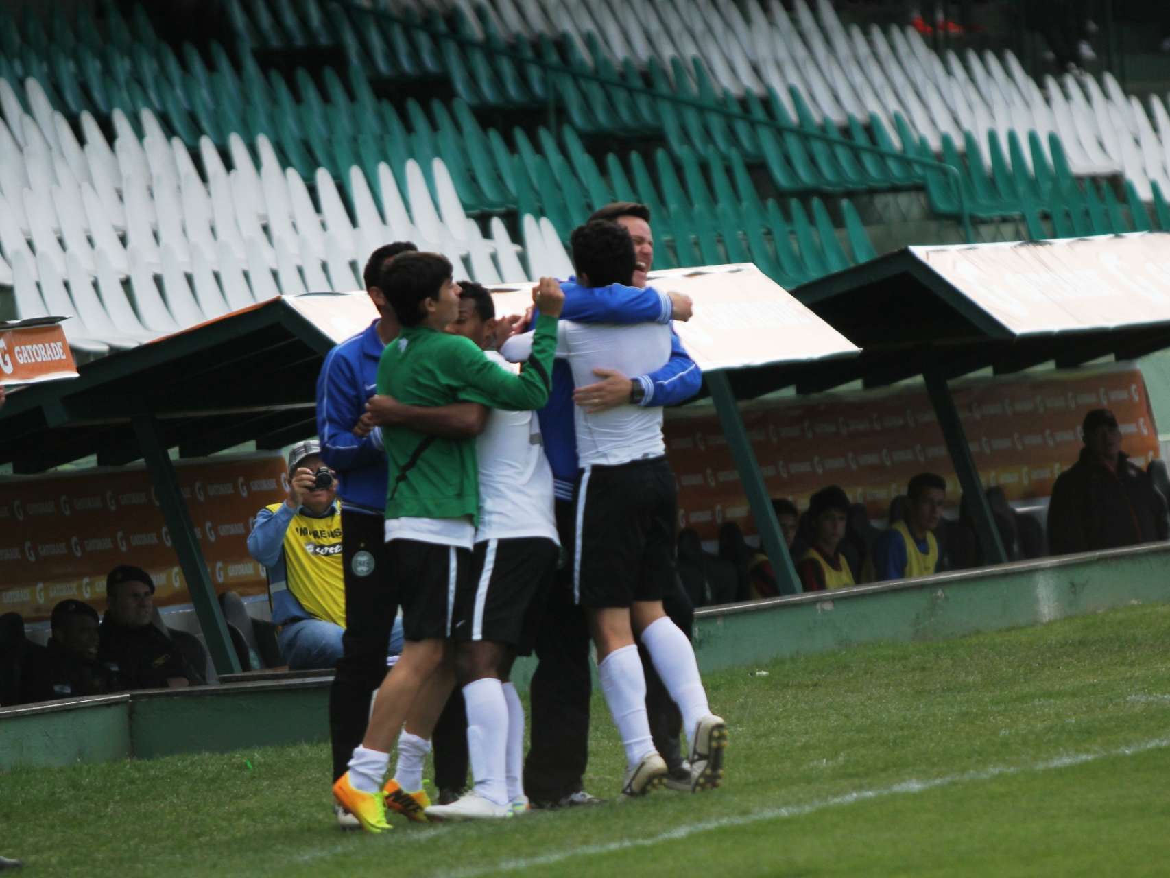 Coxa Sub-15 sai na frente da decis�o do estadual