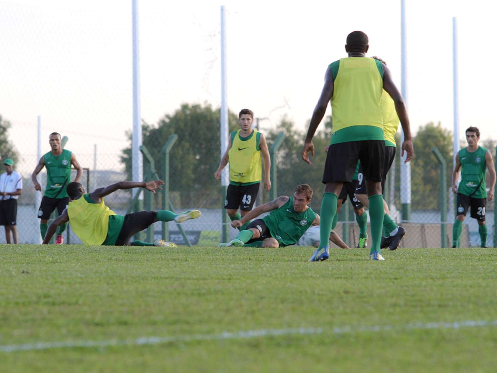Al�m de treino t�tico, Coxa busca adapta��o a gramado