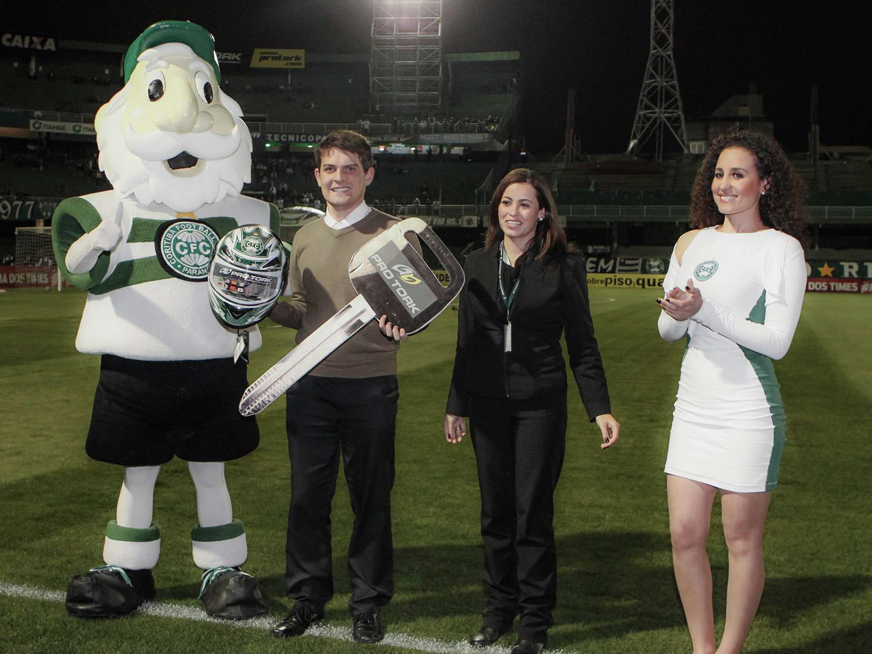 S�cio recebe moto Pro Tork no gramado