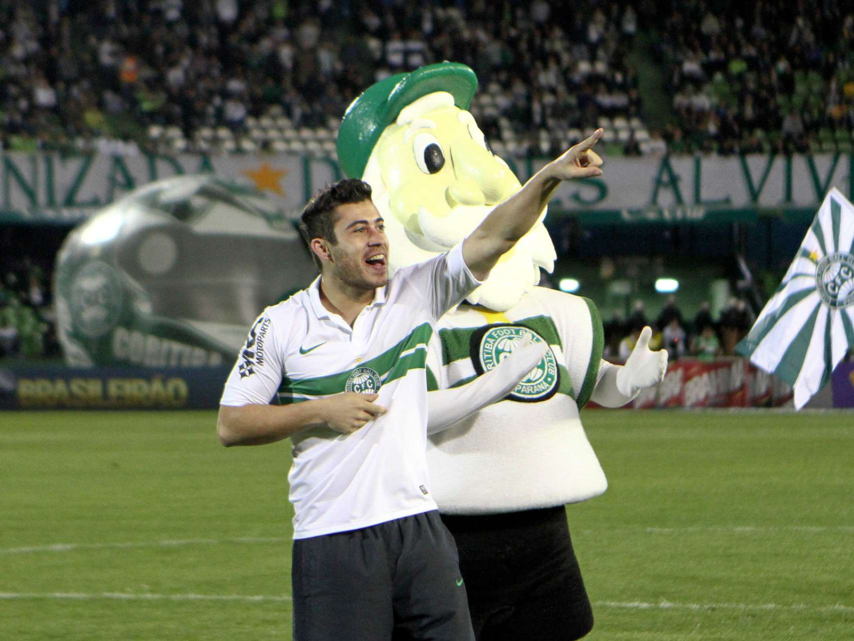 Galeria Coxa: S�cio Jogador agita a torcida