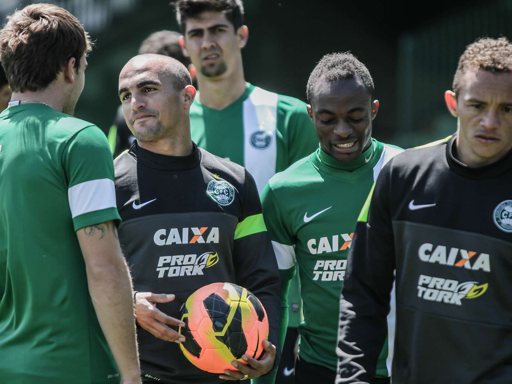 Verd�o trabalha pensando no Santos